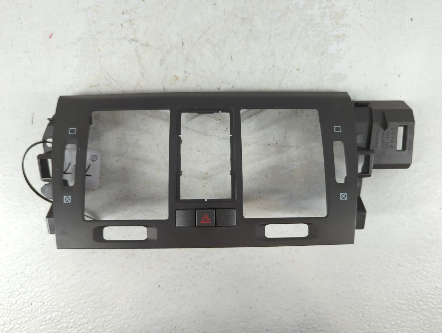 2011 Cadillac Dts Radio Climate Panel Bezel - Oemusedautoparts1.com