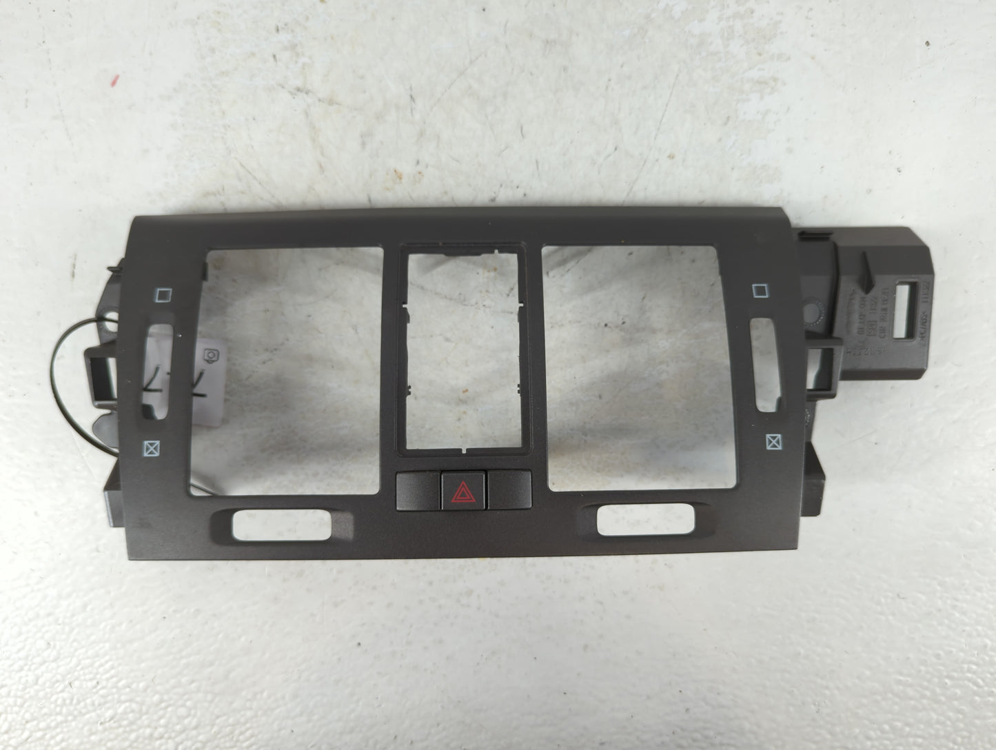 2011 Cadillac Dts Radio Climate Panel Bezel - Oemusedautoparts1.com