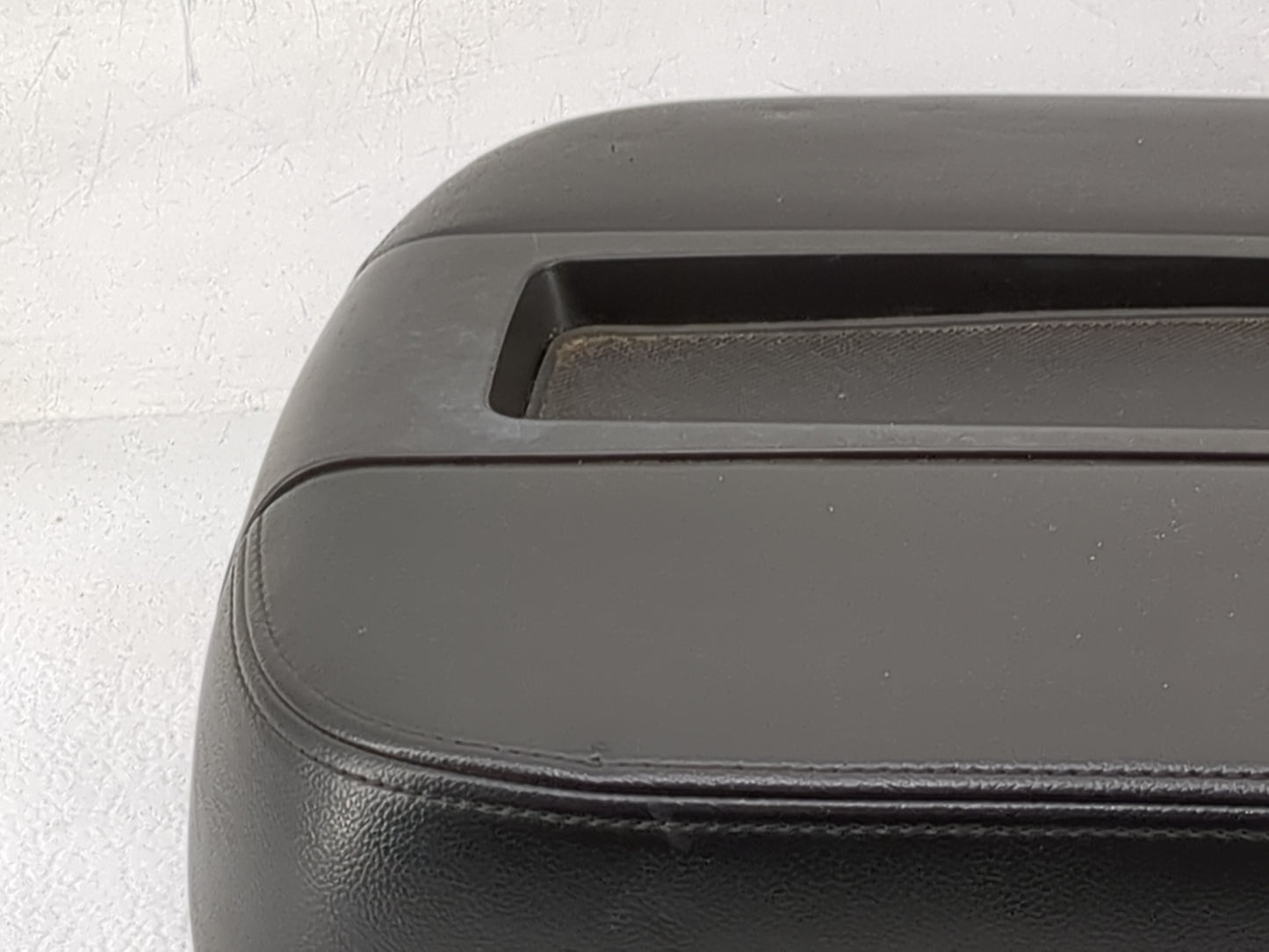 2011 Chevrolet Avalanche Center Console Armrest Cover Lid P/N:L0197017AA01G13 Fits OEM Used Auto Parts - Oemusedautoparts1.c