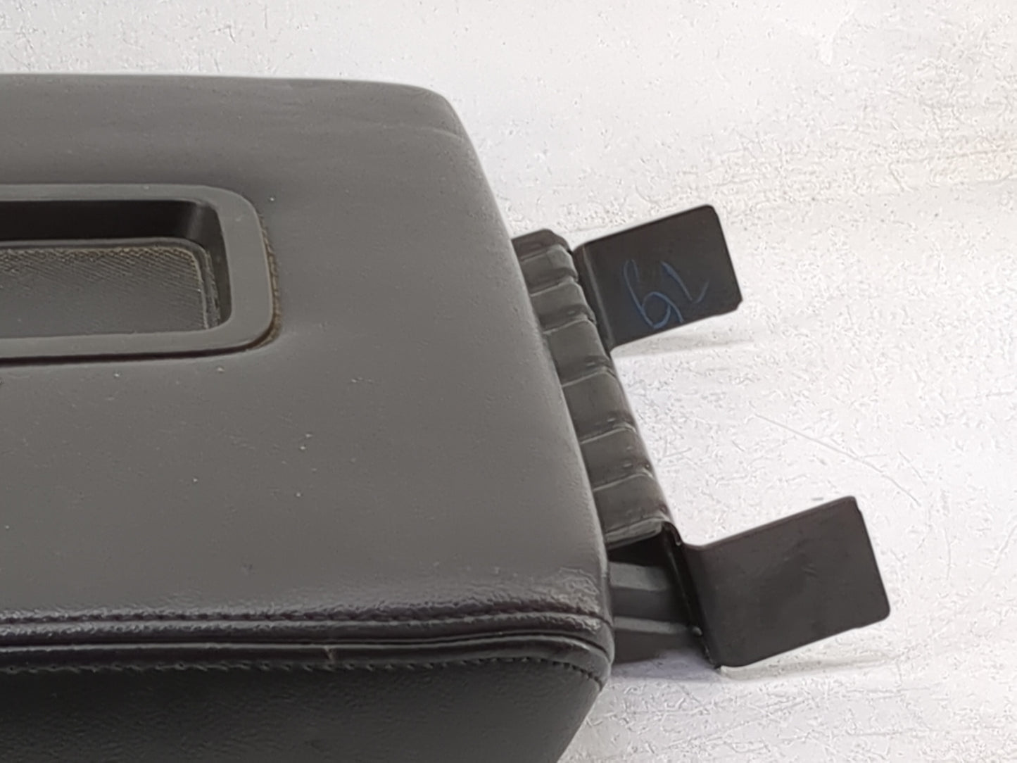 2011 Chevrolet Avalanche Center Console Armrest Cover Lid P/N:L0197017AA01G13 Fits OEM Used Auto Parts - Oemusedautoparts1.c