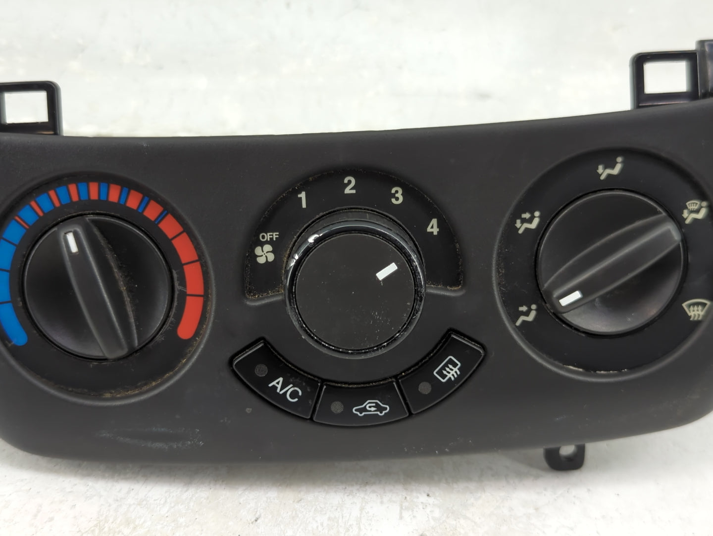 2011 Chevrolet Aveo Climate Control Module Temperature AC/Heater Replacement P/N:900.GM1A11 Fits OEM Used Auto Parts - Oemus