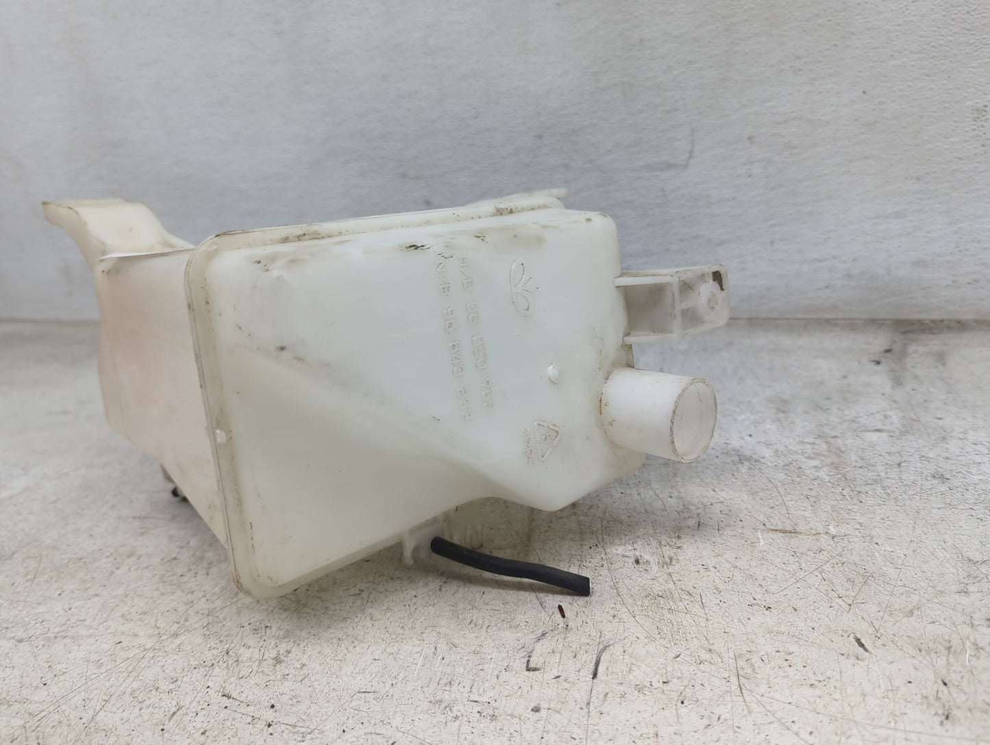 2011 Chevrolet Aveo Windshield Washer Fluid Reservoir Bottle 1482223 - Oemusedautoparts1.com