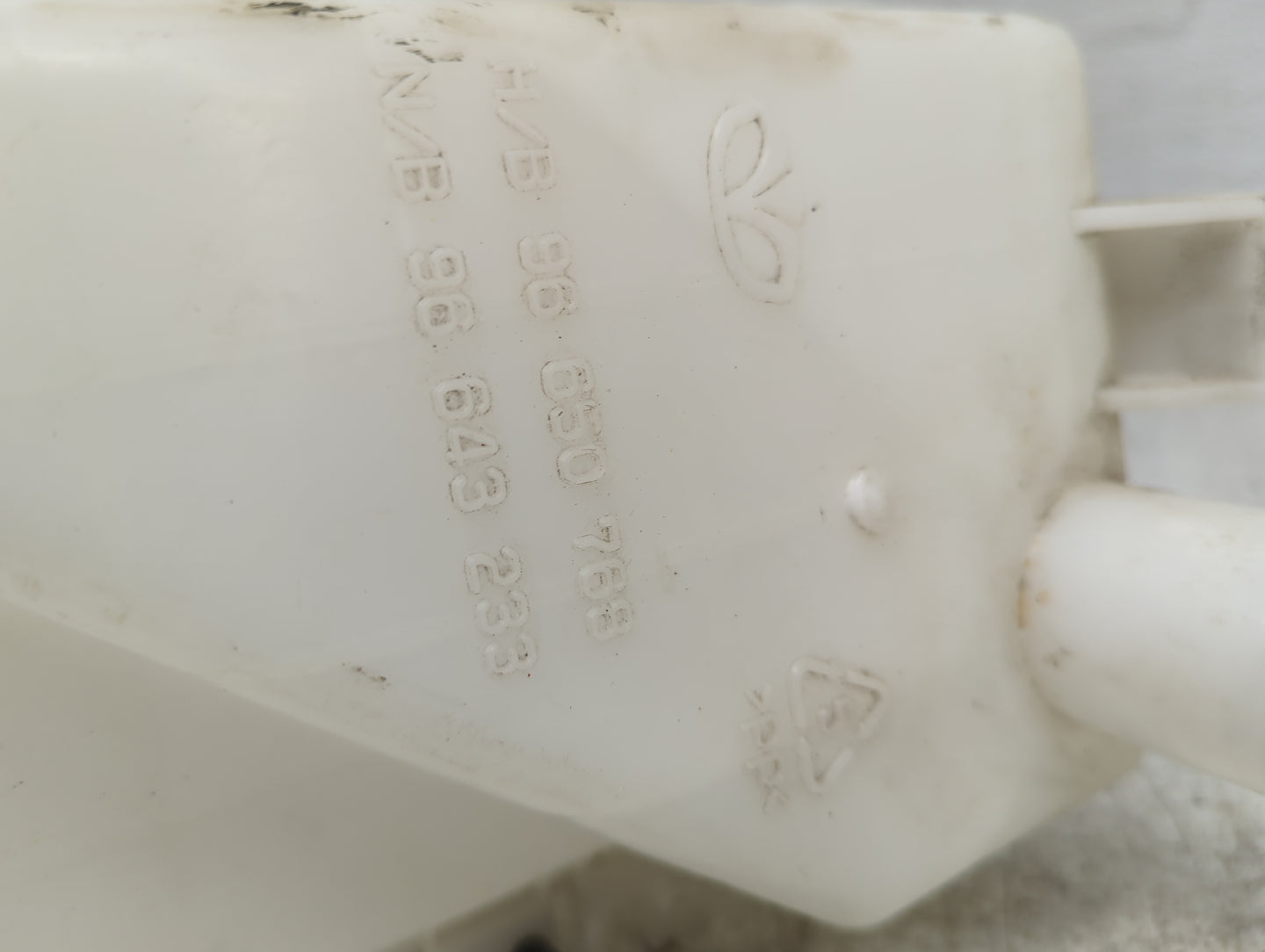 2011 Chevrolet Aveo Windshield Washer Fluid Reservoir Bottle 1482223 - Oemusedautoparts1.com