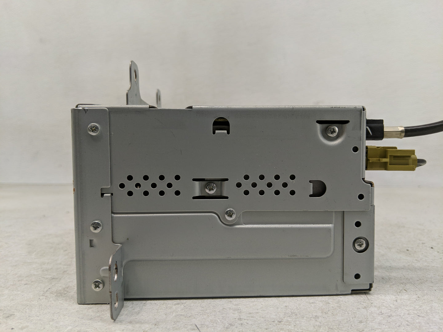 2011-2012 Chevrolet Camaro Radio AM FM Cd Player Receiver Replacement P/N:20983517 Fits Fits 2010 2011 2012 OEM Used Auto Pa