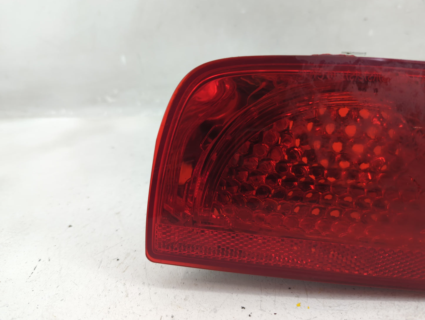 2010-2011 Chevrolet Camaro Tail Light Assembly Driver Left OEM P/N:320363 320367 Fits Fits 2010 2011 OEM Used Auto Parts - O