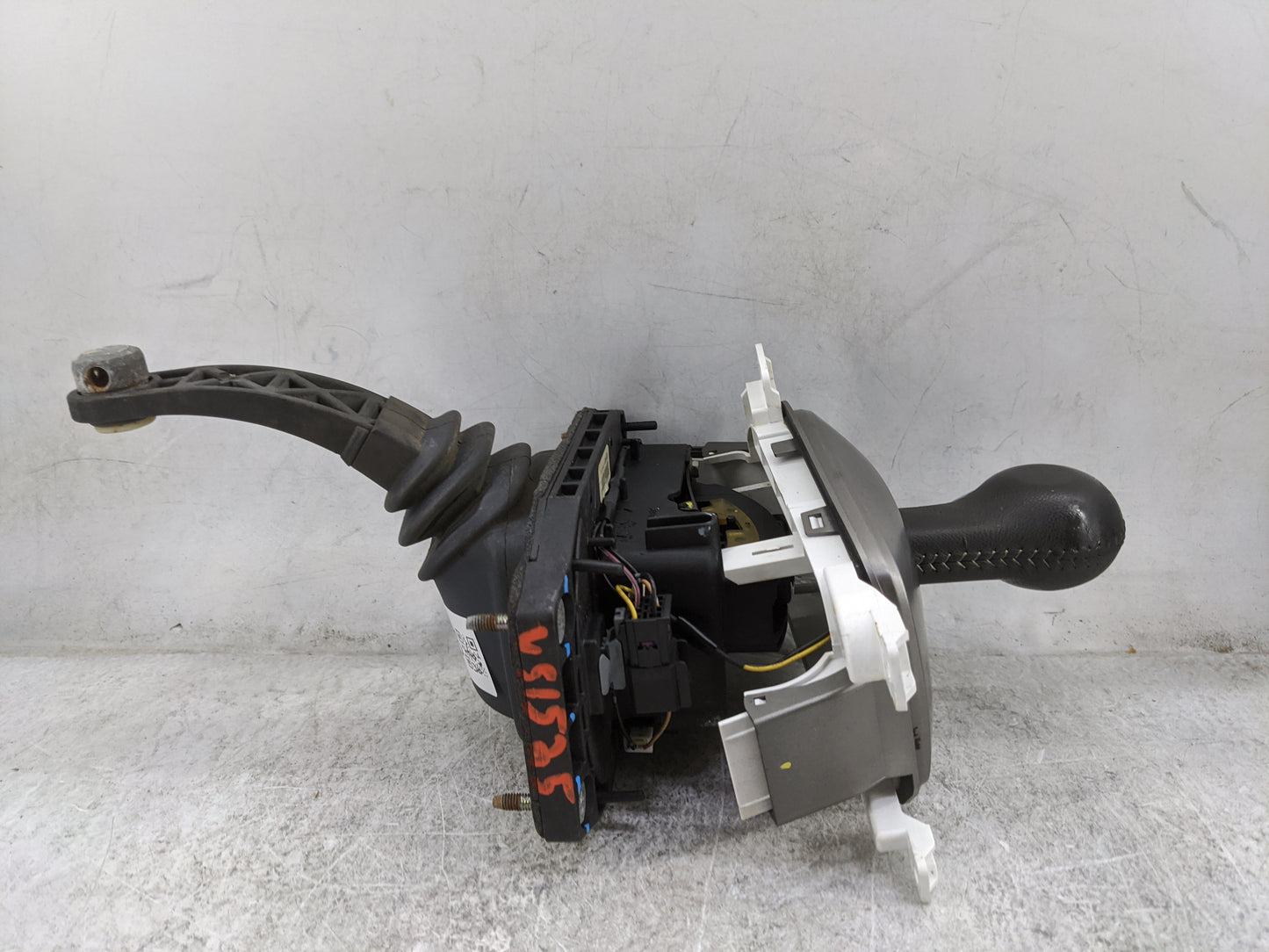 2011 Chevrolet Camaro Floor Console Assembly Shifter - Oemusedautoparts1.com