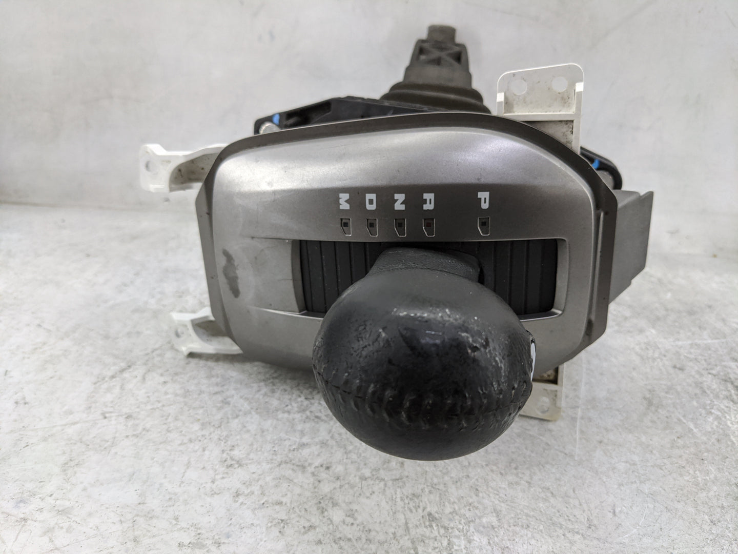 2011 Chevrolet Camaro Floor Console Assembly Shifter - Oemusedautoparts1.com