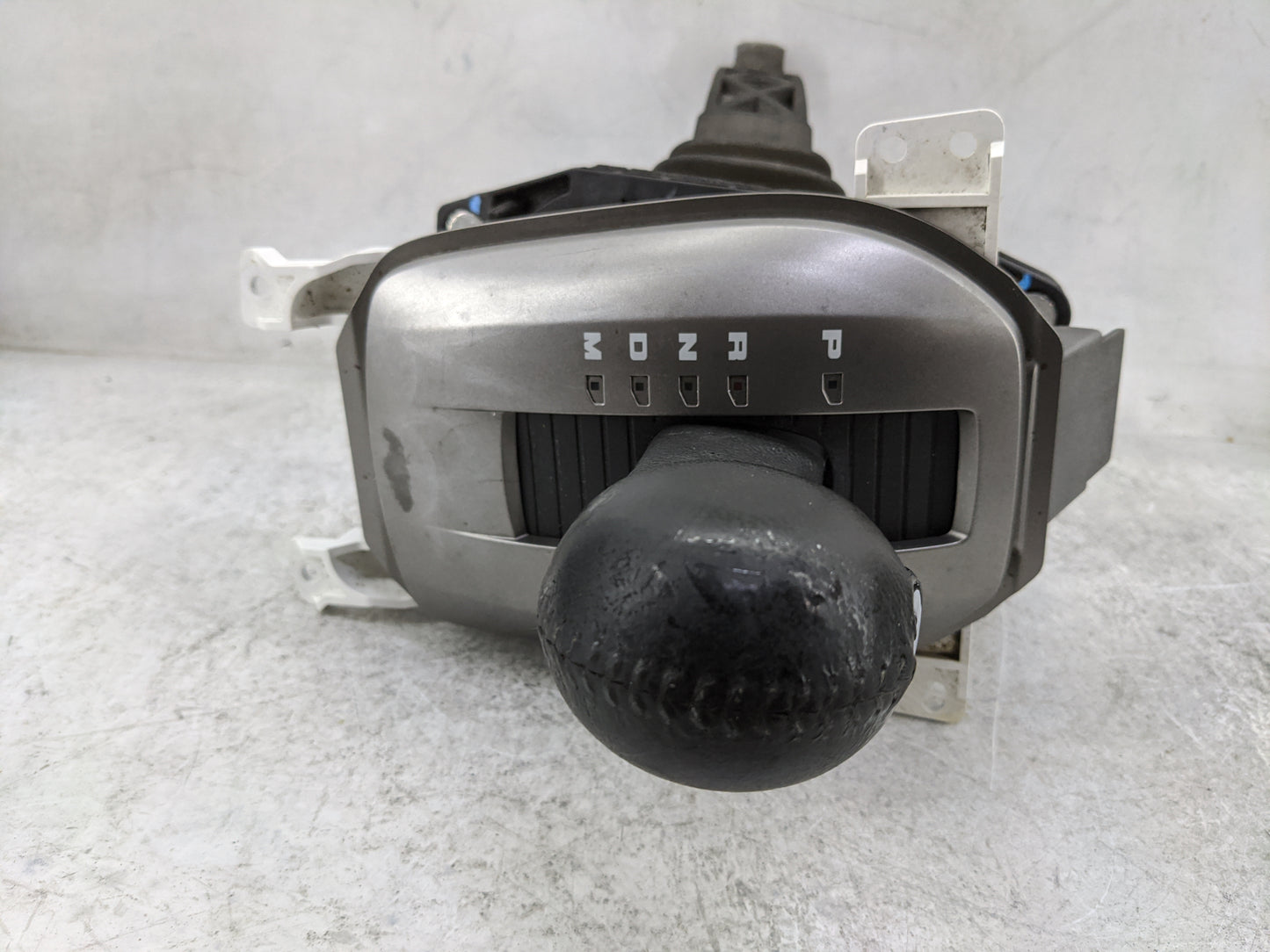 2011 Chevrolet Camaro Floor Console Assembly Shifter - Oemusedautoparts1.com