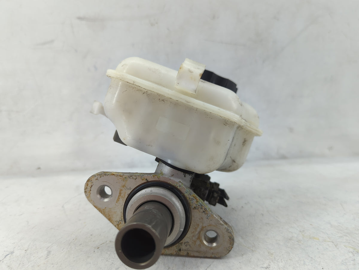 2010-2011 Chevrolet Camaro Brake Master Cylinder 1498408 - Oemusedautoparts1.com