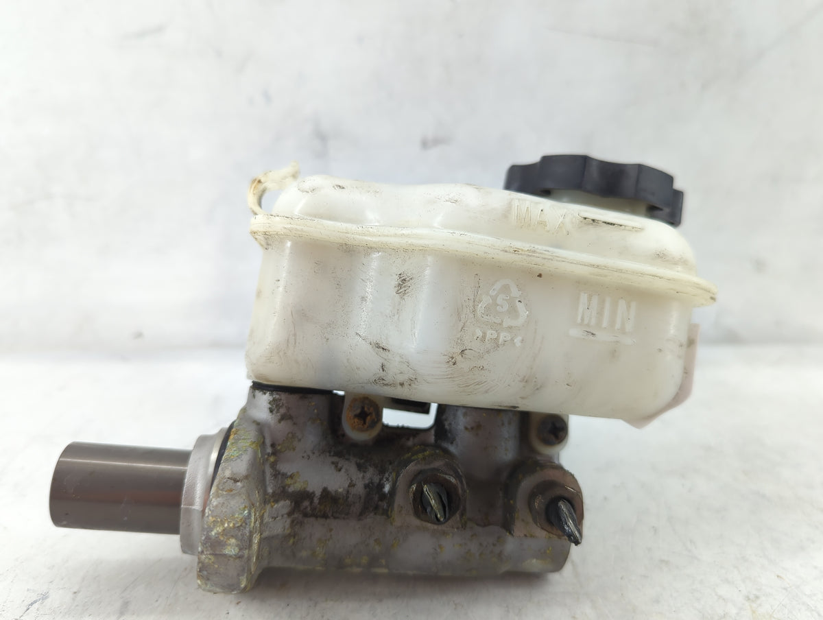 2010-2011 Chevrolet Camaro Brake Master Cylinder 1498408 - Oemusedautoparts1.com