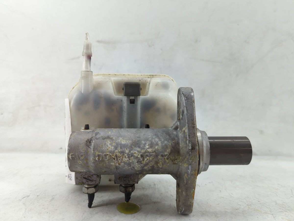 2010-2011 Chevrolet Camaro Brake Master Cylinder 1498408 - Oemusedautoparts1.com