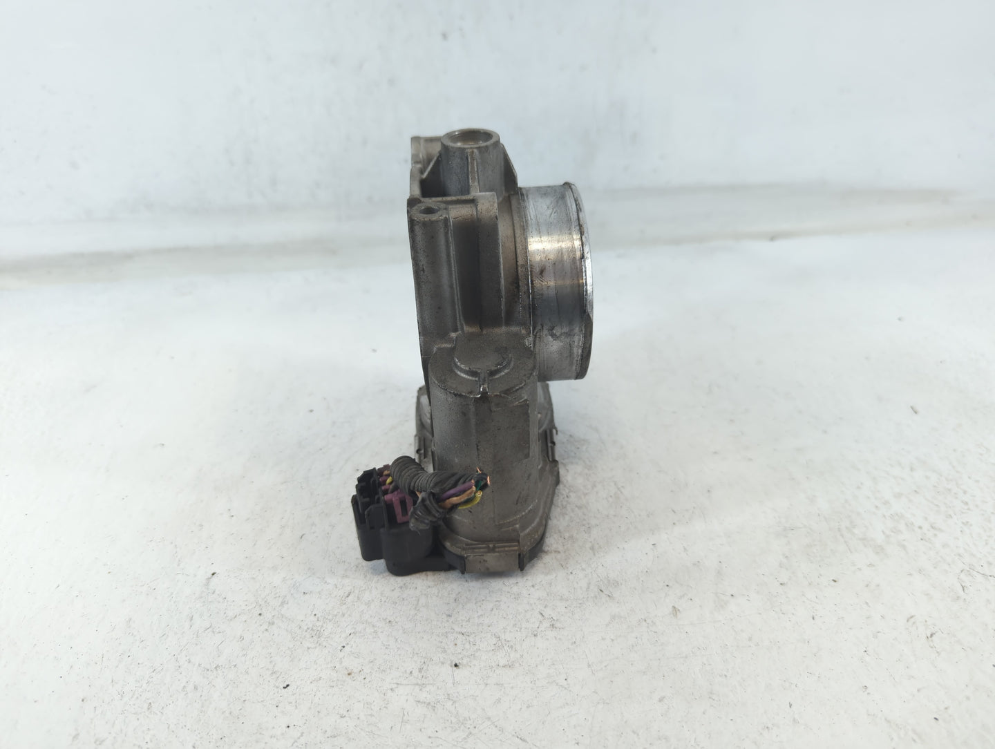 2010-2011 Chevrolet Camaro Throttle Body P/N:1960AA 994AA Fits Fits 2007 2008 2009 2010 2011 2012 OEM Used Auto Parts - Oemu