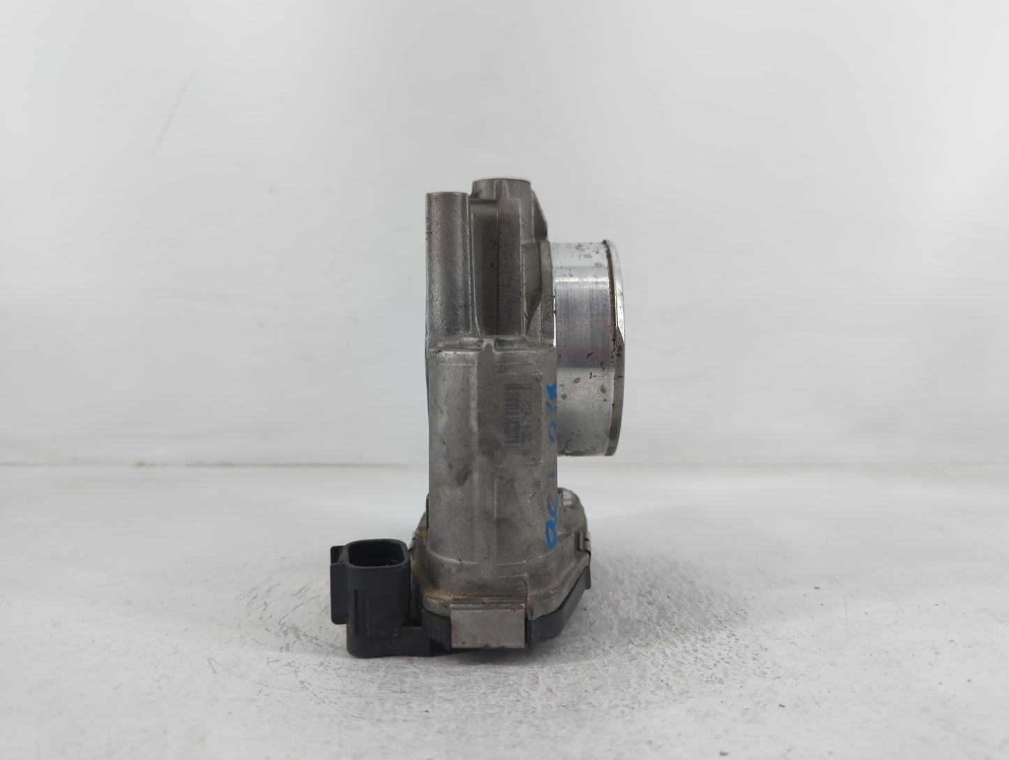 2010-2011 Chevrolet Camaro Throttle Body P/N:2950AA994AA4762C Fits Fits 2007 2008 2009 2010 2011 2012 OEM Used Auto Parts - 