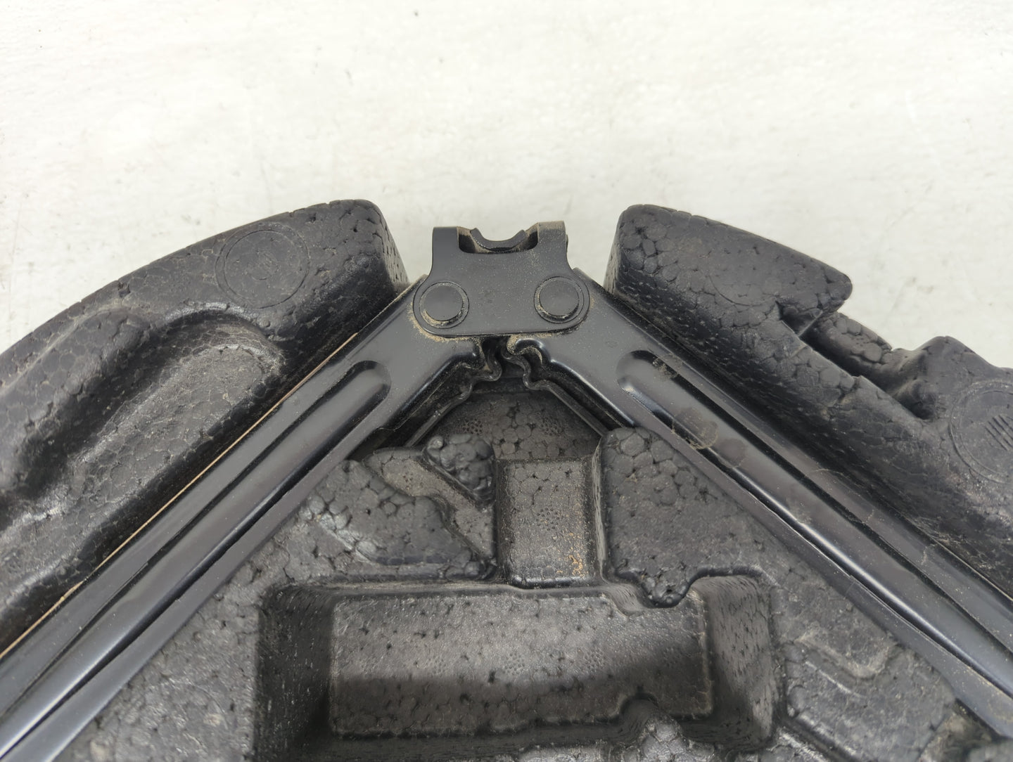 2011 Chevrolet Cruze Spare Scissor Car Jack 1157474 - Oemusedautoparts1.com