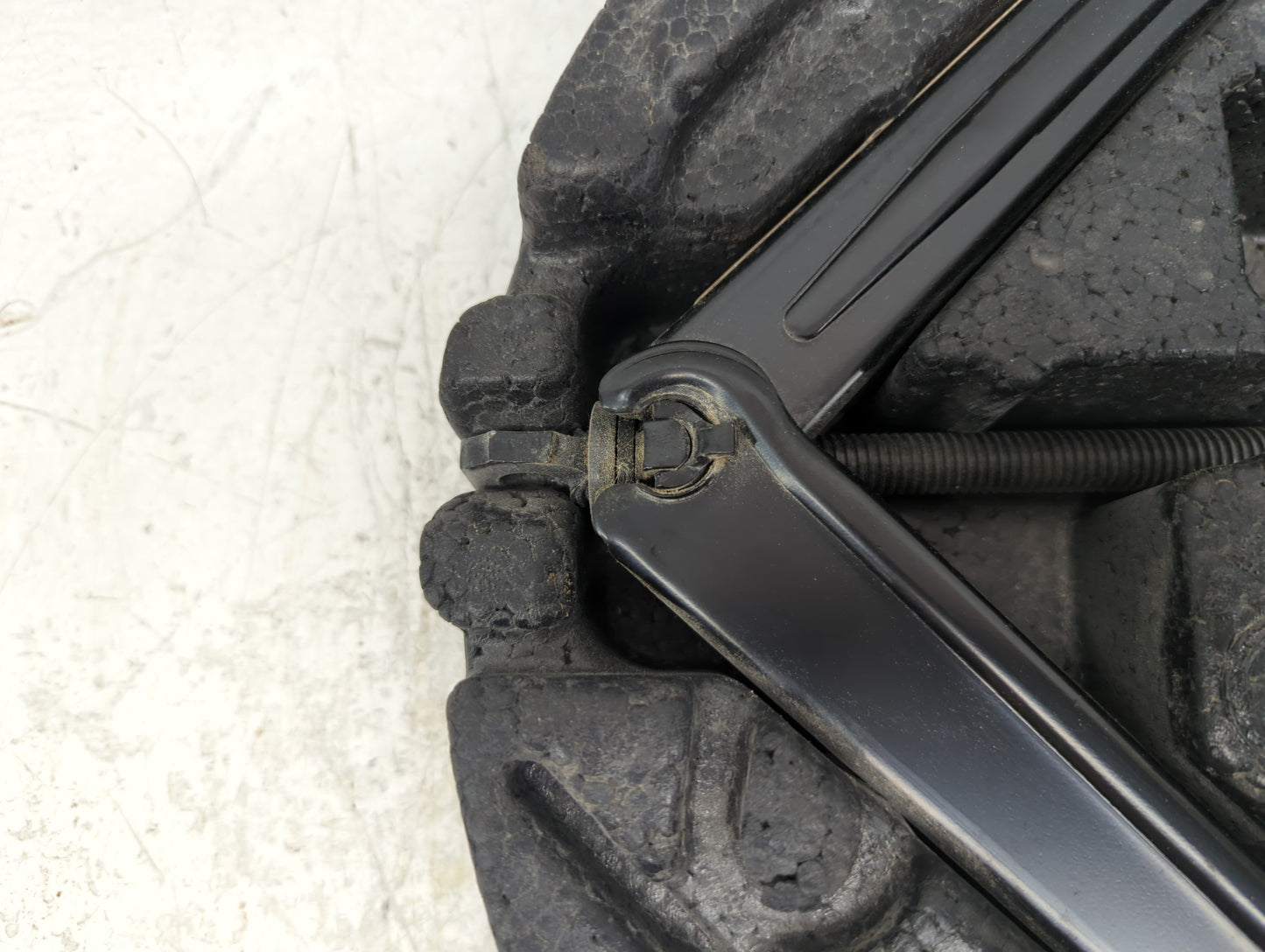 2011 Chevrolet Cruze Spare Scissor Car Jack 1157474 - Oemusedautoparts1.com