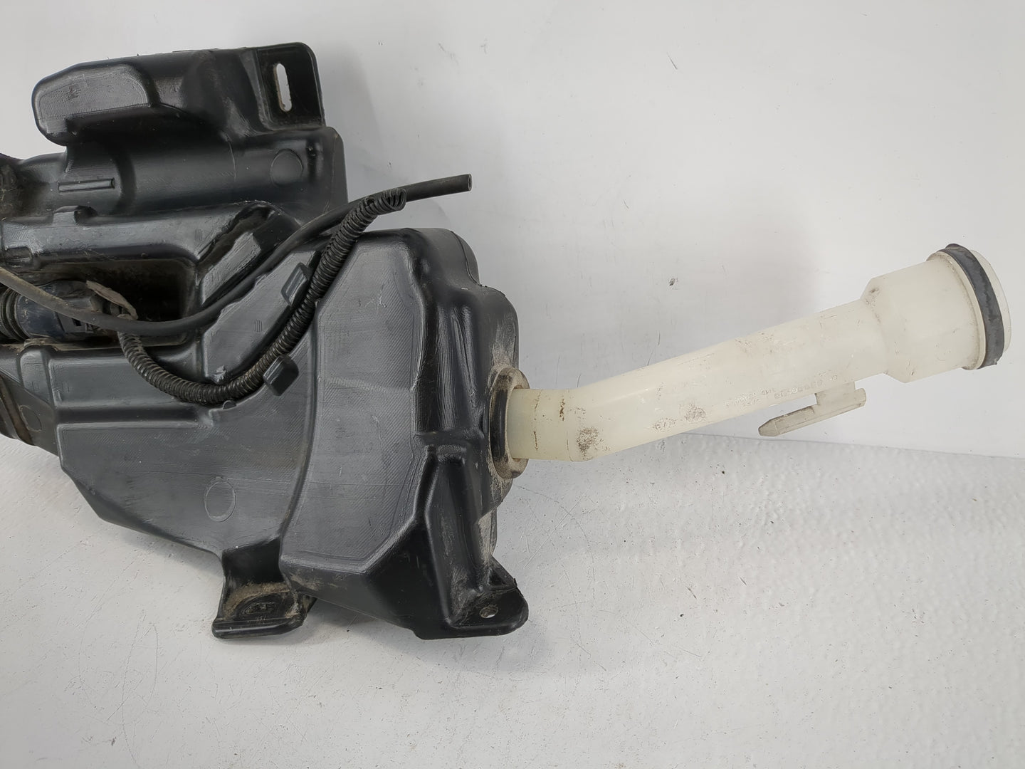 2011-2016 Chevrolet Cruze Windshield Washer Fluid Reservoir Bottle Oem - Oemusedautoparts1.com