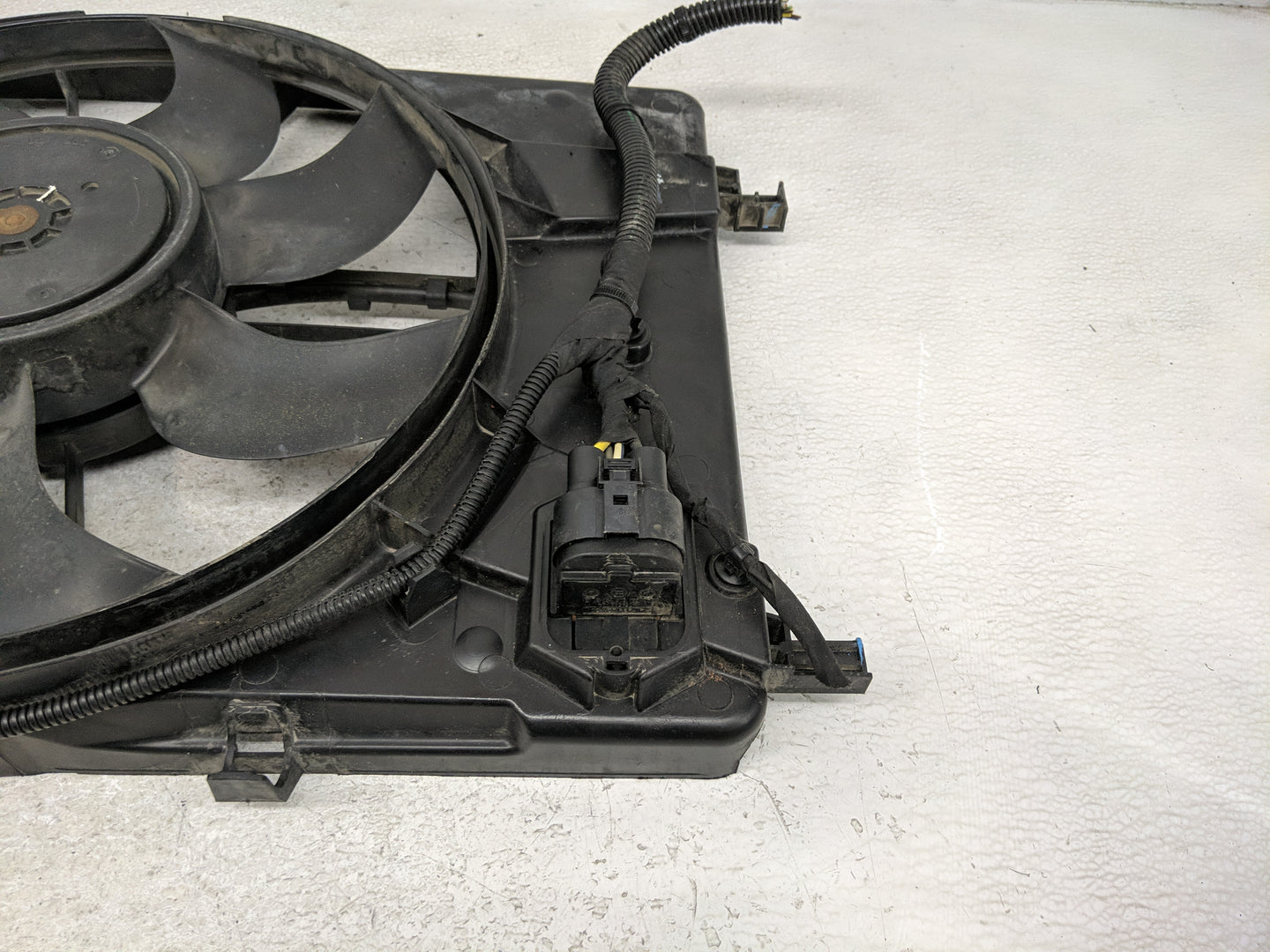 2011-2016 Chevrolet Cruze Electric Radiator Cooling Fan Motor Assembly P/N:13347179 Fits Fits 2011 2012 2013 2014 2015 2016 