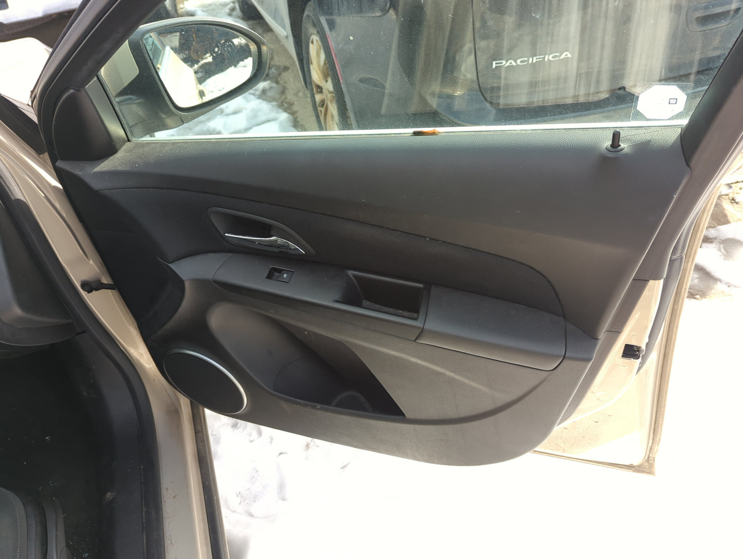 2011 Chevrolet Cruze Front Right Passenger Interior Door Panel Trim 1368166 - Oemusedautoparts1.com