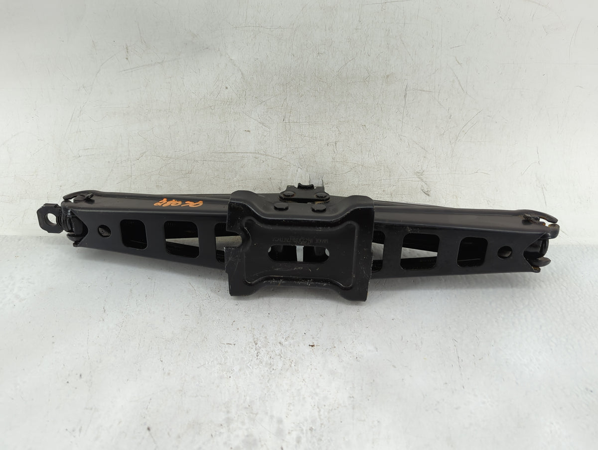 2011 Chevrolet Cruze Spare Scissor Car Jack 1415749 - Oemusedautoparts1.com