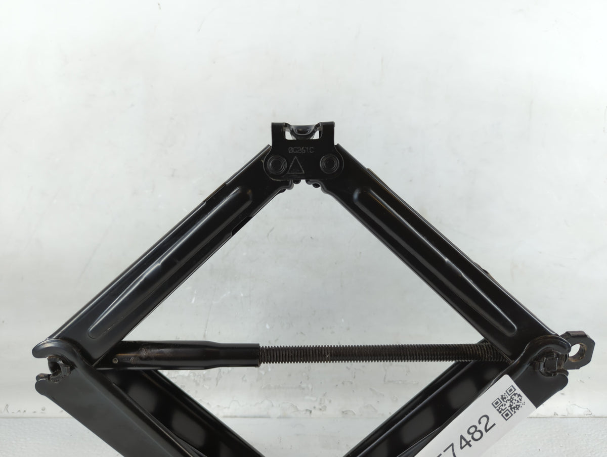2011 Chevrolet Cruze Spare Scissor Car Jack 757482 - Oemusedautoparts1.com