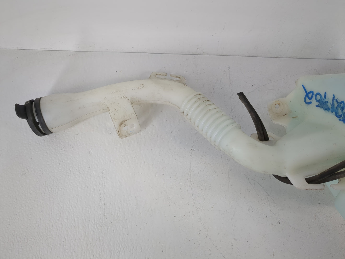 2010-2017 Chevrolet Equinox Windshield Washer Fluid Reservoir Bottle Oem - Oemusedautoparts1.com