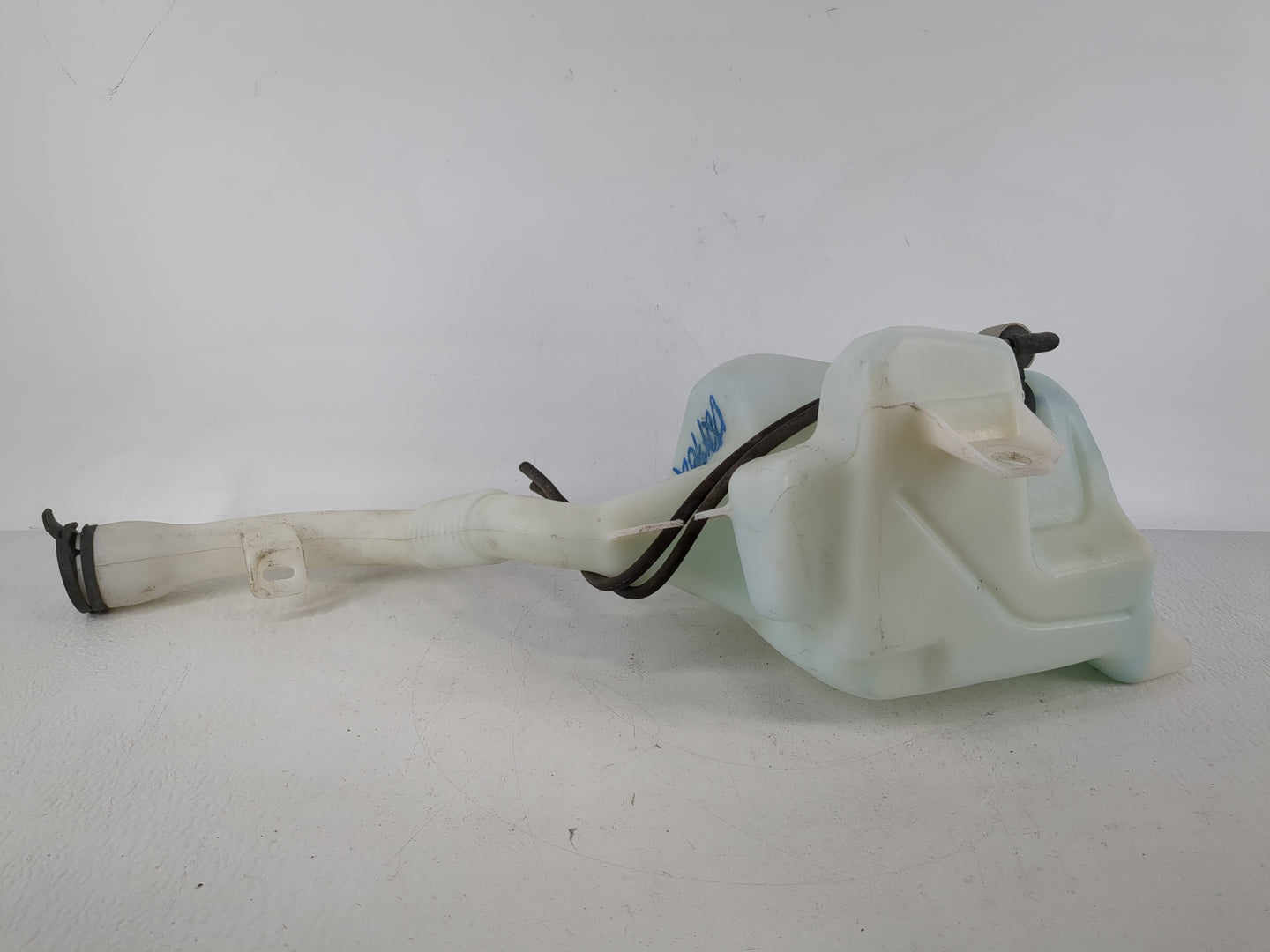 2010-2017 Chevrolet Equinox Windshield Washer Fluid Reservoir Bottle Oem - Oemusedautoparts1.com