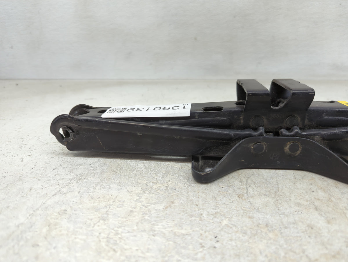 2011 Chevrolet Equinox Spare Scissor Car Jack 1390139 - Oemusedautoparts1.com