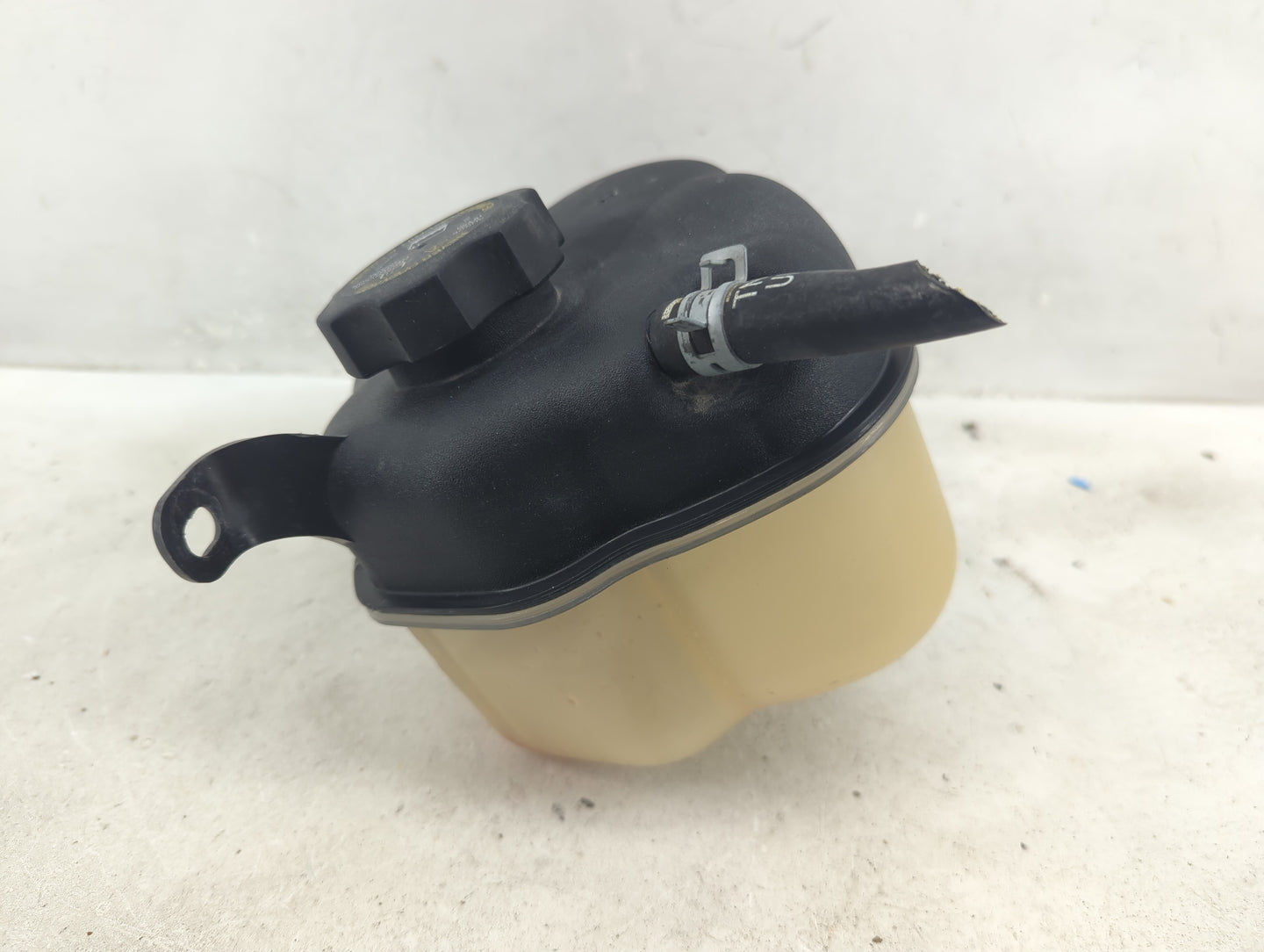 2010 Chevrolet Equinox Radiator Coolant Overflow Expansion Tank Bottle 1410056 - Oemusedautoparts1.com