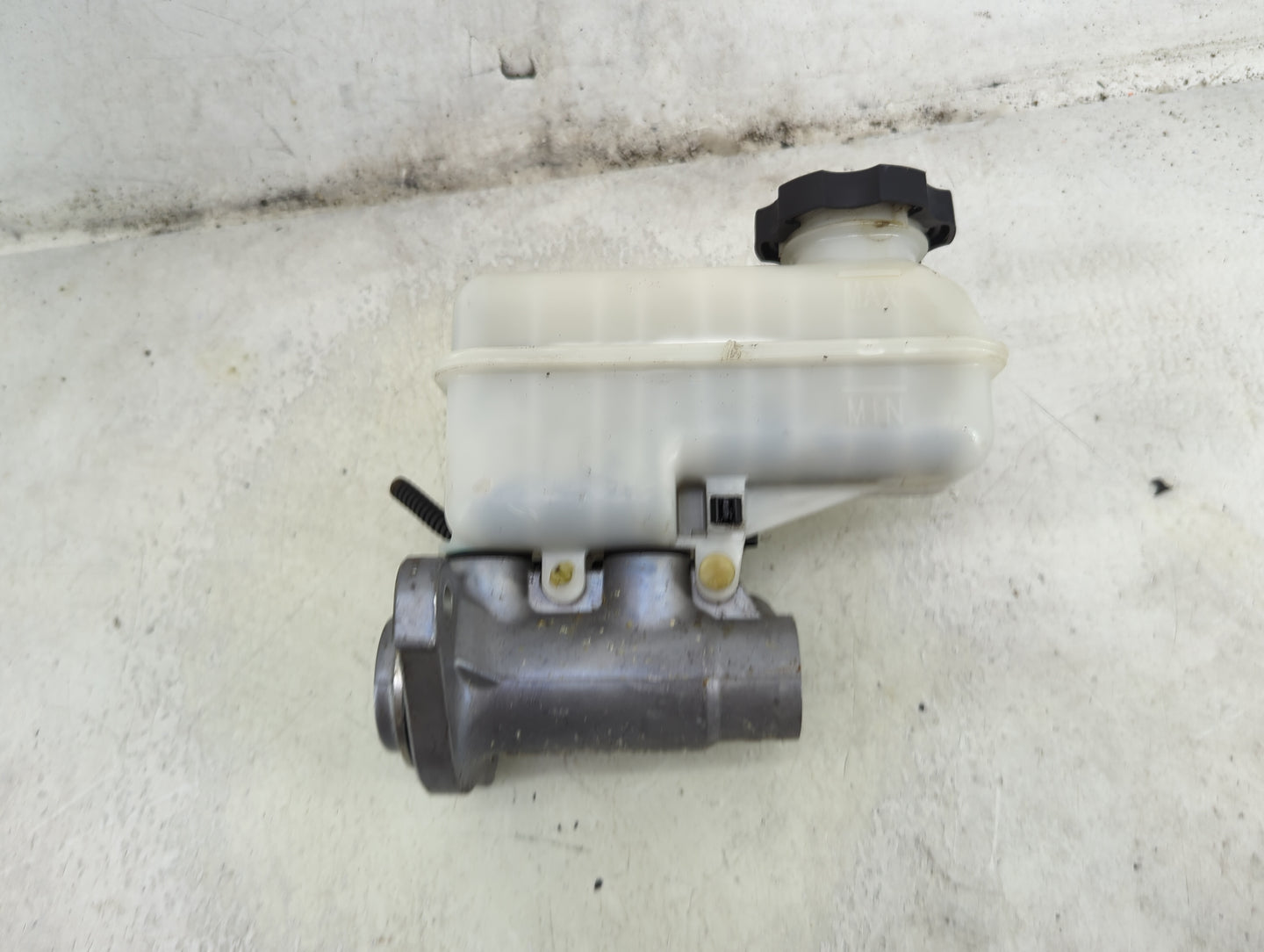 2011-2017 Chevrolet Equinox Brake Master Cylinder 1492233 - Oemusedautoparts1.com