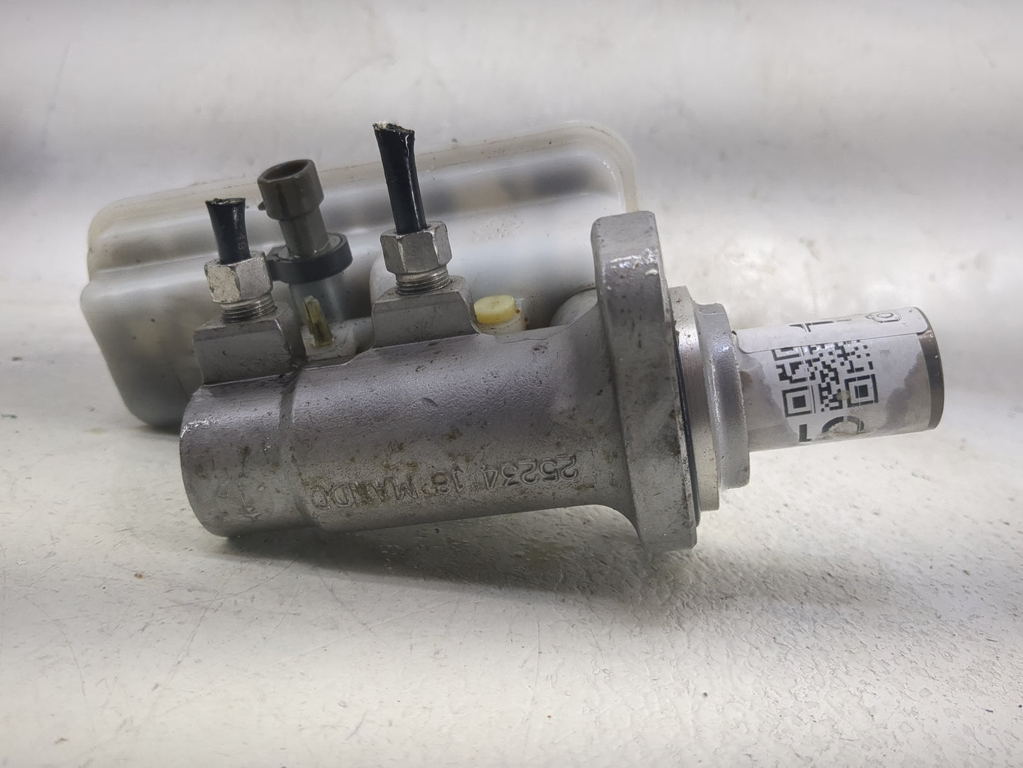 2011-2017 Chevrolet Equinox Brake Master Cylinder 1498115 - Oemusedautoparts1.com