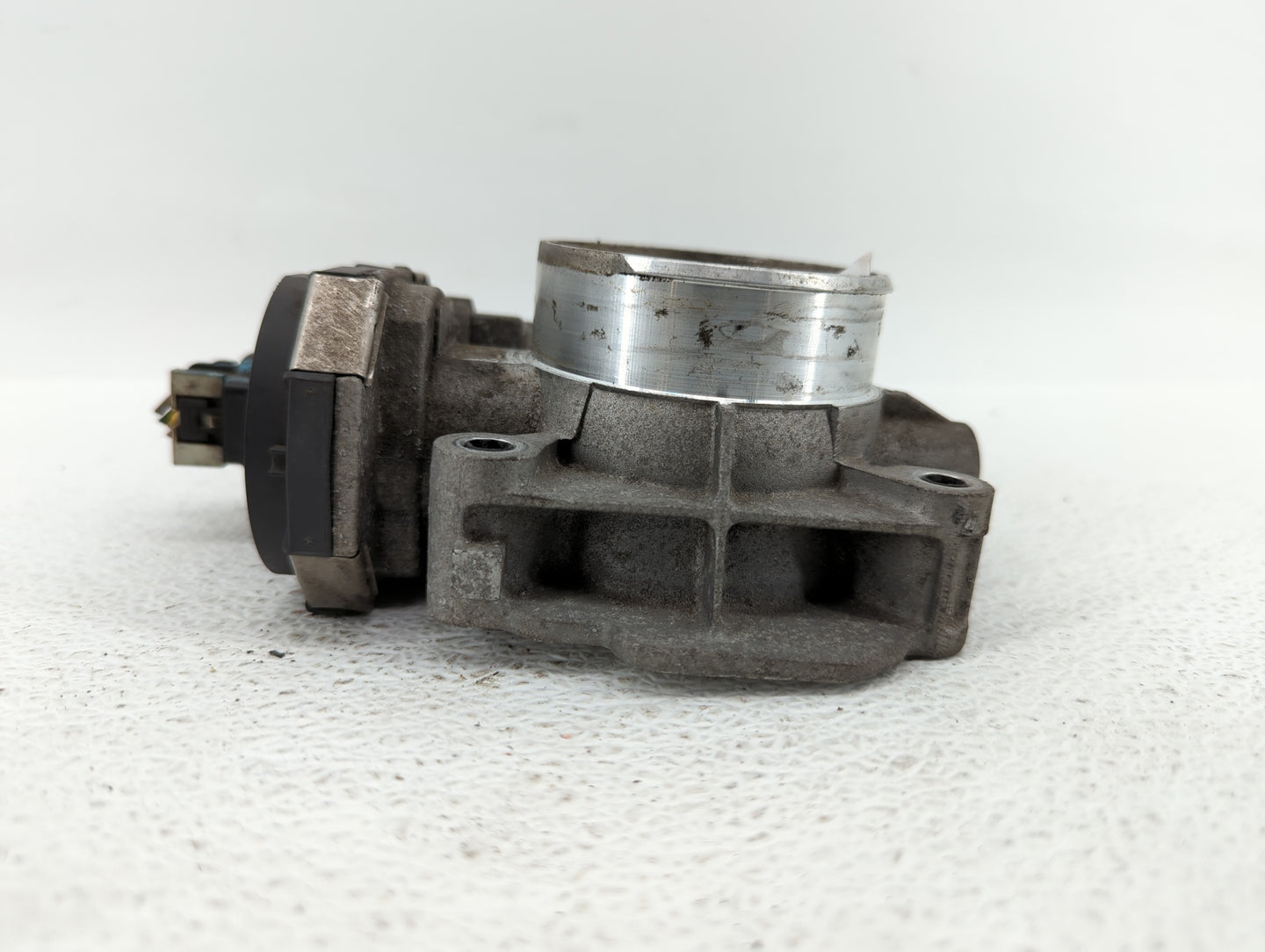 2010-2011 Chevrolet Equinox Throttle Body P/N:9B4G-9F991-A 668AA, 186AA Fits Fits 2007 2008 2009 2010 2011 2012 OEM Used Aut