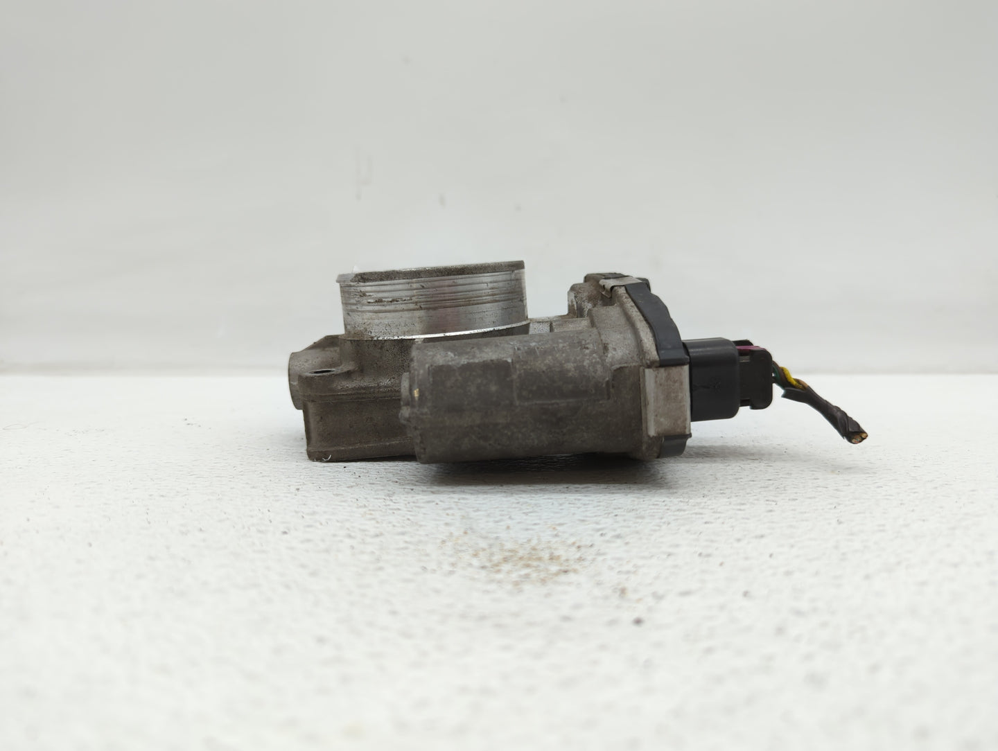 2010-2011 Chevrolet Equinox Throttle Body P/N:9B4G-9F991-A 668AA, 186AA Fits Fits 2007 2008 2009 2010 2011 2012 OEM Used Aut