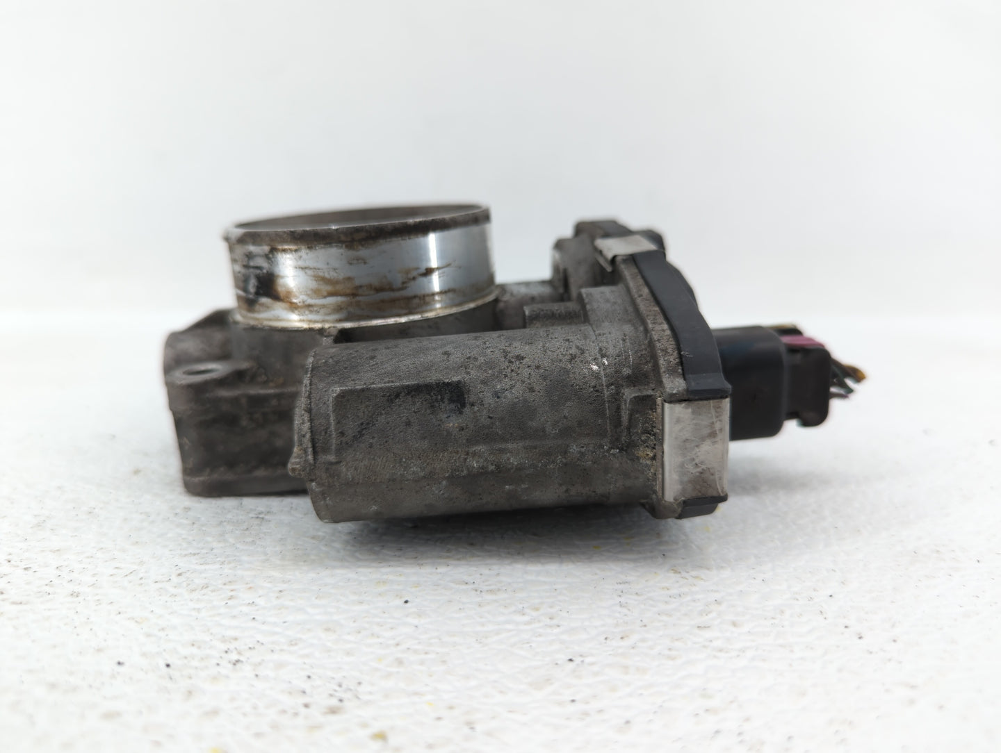 2010-2011 Chevrolet Equinox Throttle Body P/N:9B4G-9F991-A 668AA, 186AA Fits Fits 2007 2008 2009 2010 2011 2012 OEM Used Aut