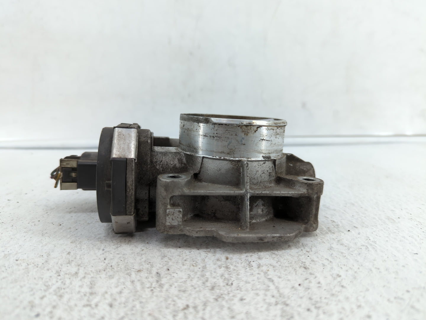 2010-2011 Chevrolet Equinox Throttle Body P/N:9B4G-9F991-A 668AA, 186AA Fits Fits 2007 2008 2009 2010 2011 2012 OEM Used Aut