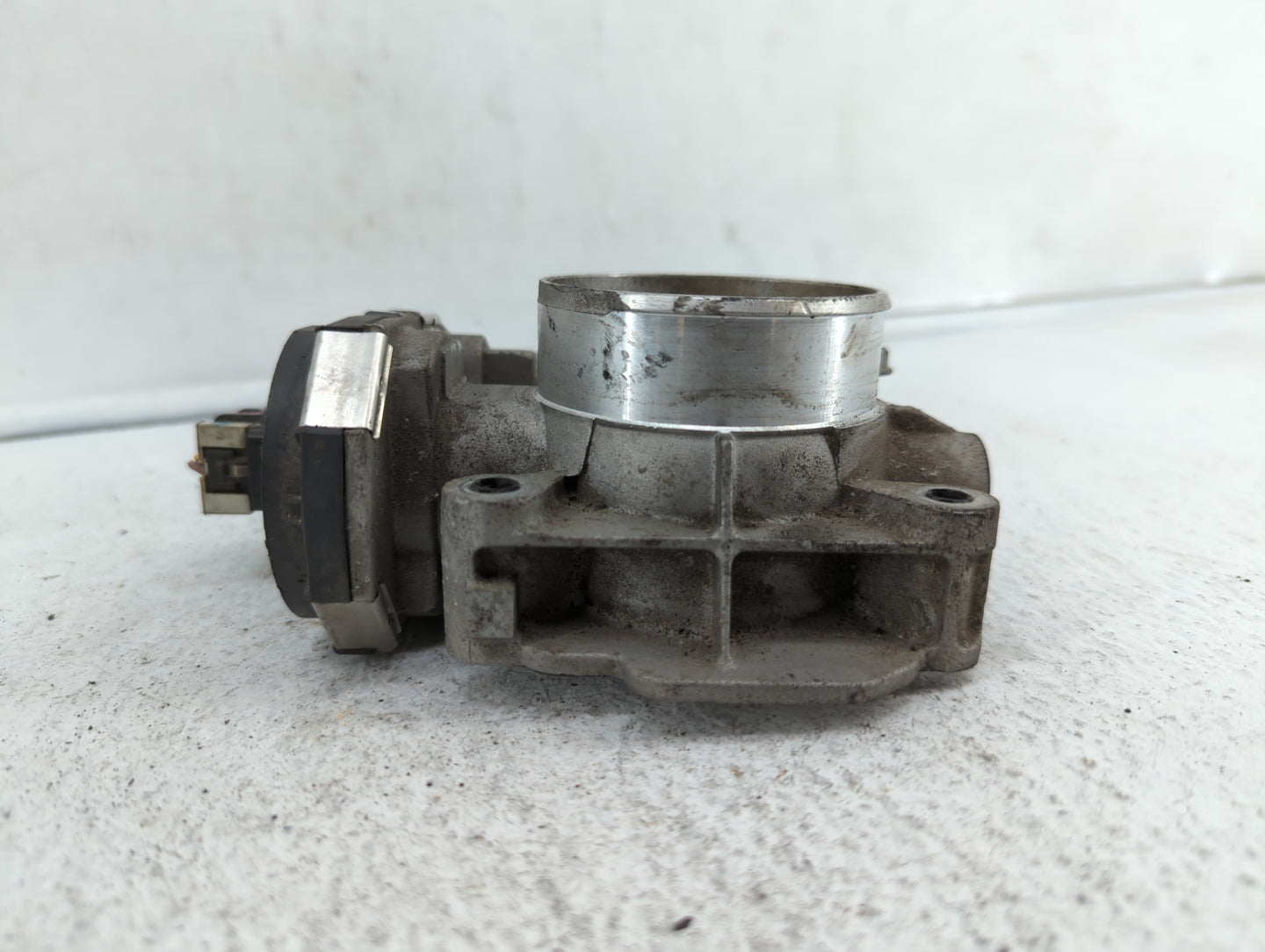 2010-2011 Chevrolet Equinox Throttle Body P/N:9B4G-9F991-A 668AA, 186AA Fits Fits 2007 2008 2009 2010 2011 2012 OEM Used Aut