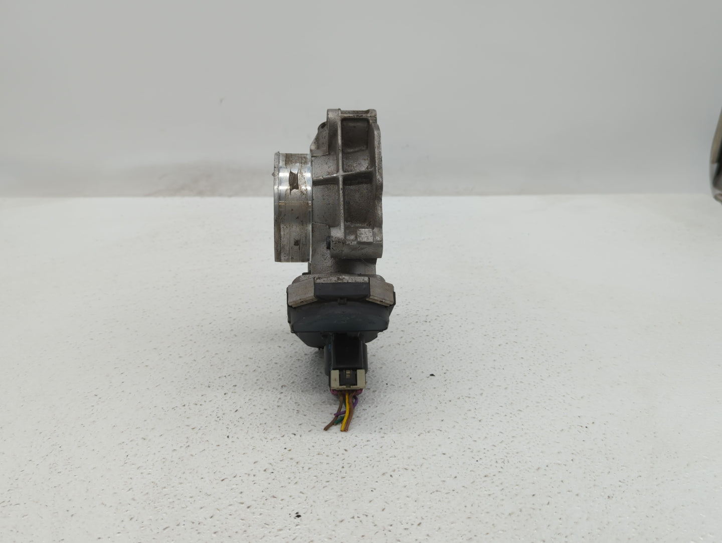 2010-2011 Chevrolet Equinox Throttle Body P/N:9B4G-9F991-A 668AA, 186AA Fits Fits 2007 2008 2009 2010 2011 2012 OEM Used Aut