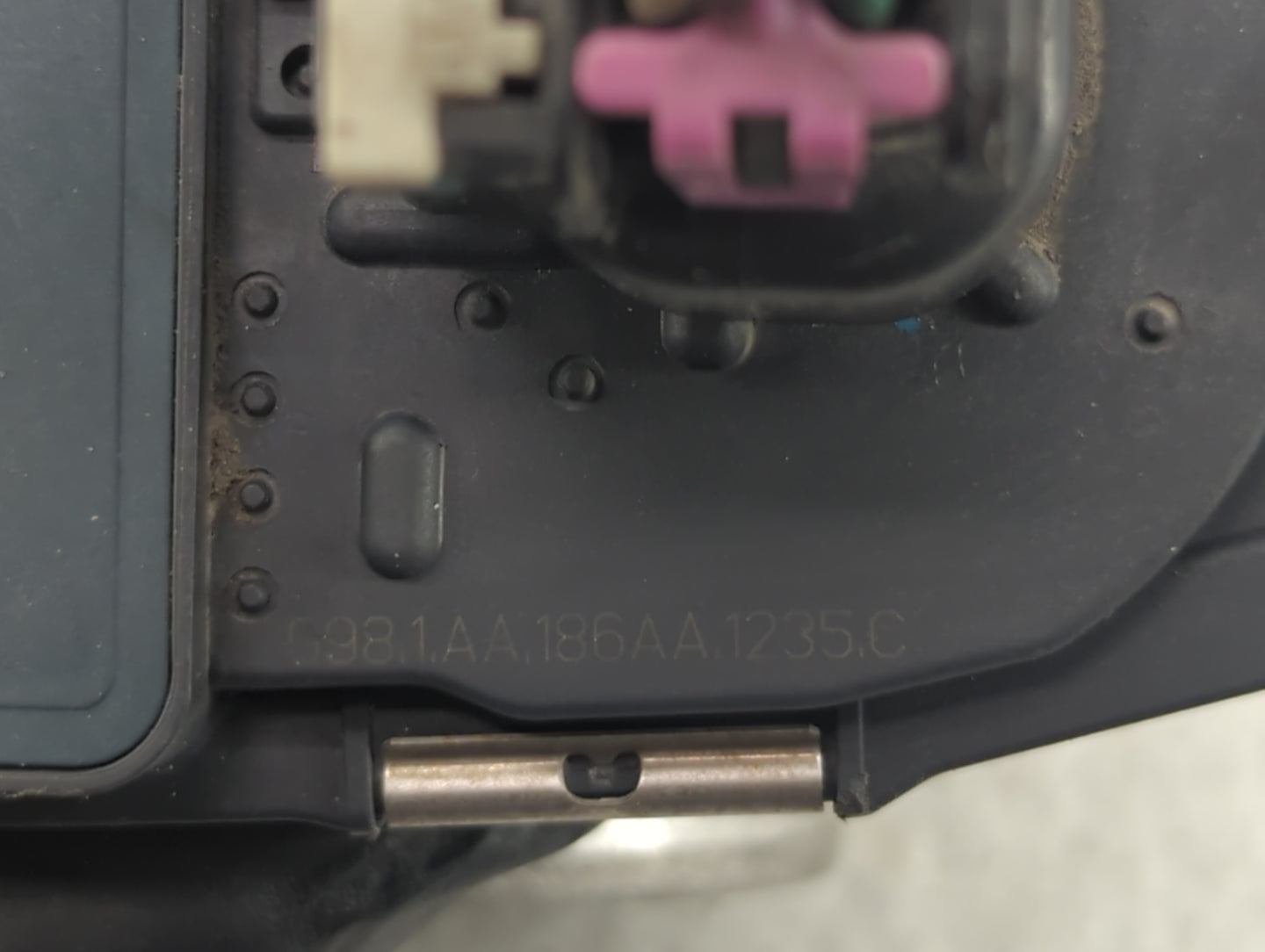 2010-2011 Chevrolet Equinox Throttle Body P/N:9B4G-9F991-A 668AA, 186AA Fits Fits 2007 2008 2009 2010 2011 2012 OEM Used Aut