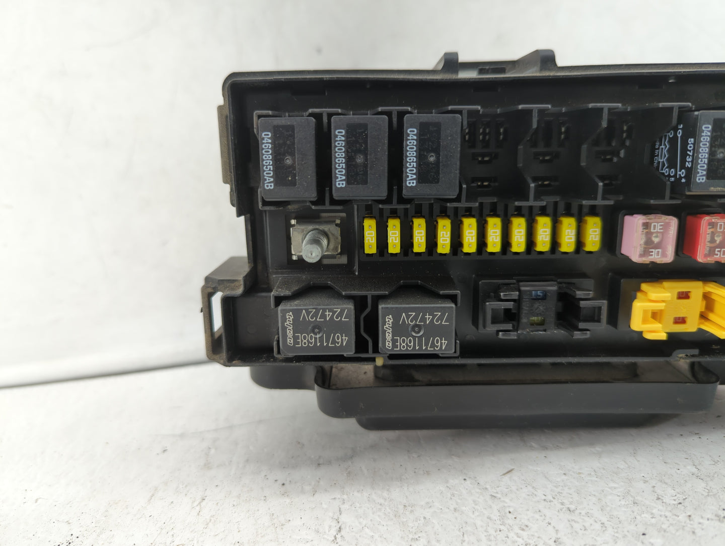 2011 Chevrolet Equinox Fusebox Fuse Box Panel Relay Module P/N:P04692138AF 04692166AB, 20899627, 20899629 Fits OEM Used Auto