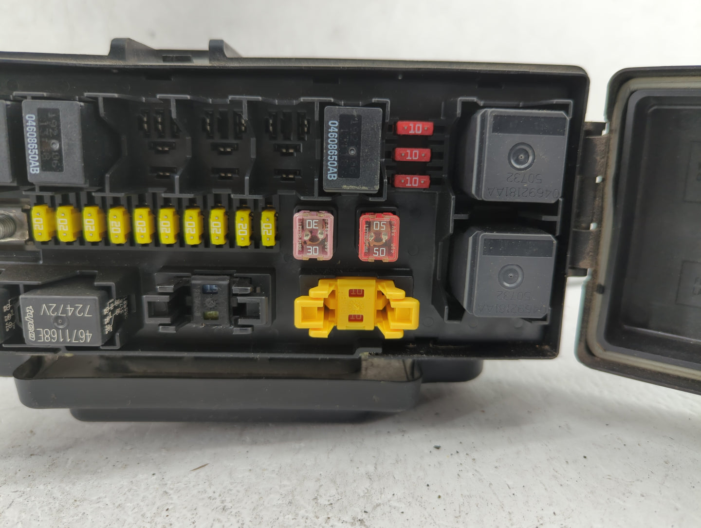 2011 Chevrolet Equinox Fusebox Fuse Box Panel Relay Module P/N:P04692138AF 04692166AB, 20899627, 20899629 Fits OEM Used Auto