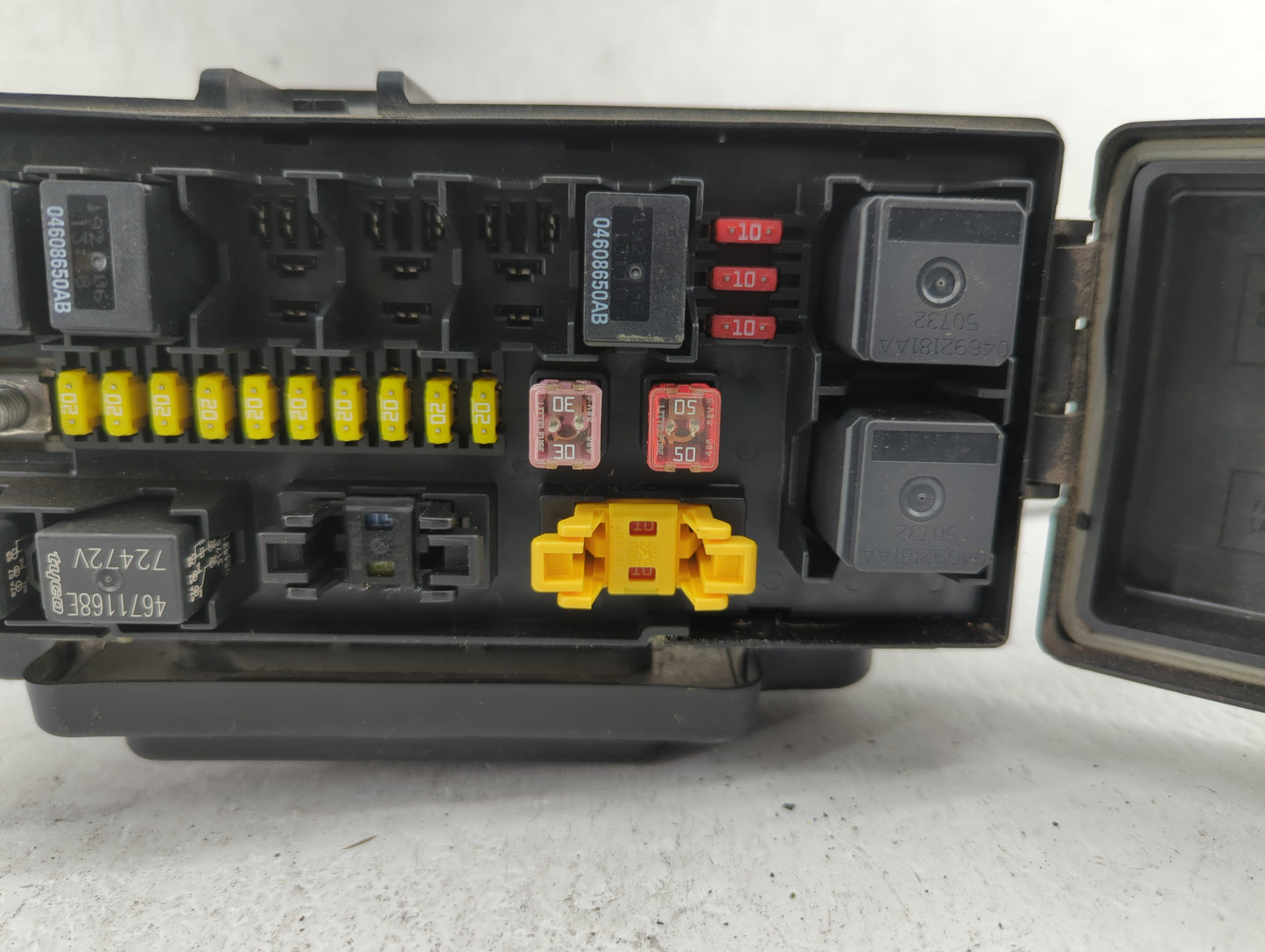 2011 Chevrolet Equinox Fusebox Fuse Box Panel Relay Module P/N:P04692138AF 04692166AB, 20899627, 20899629 Fits OEM Used Auto