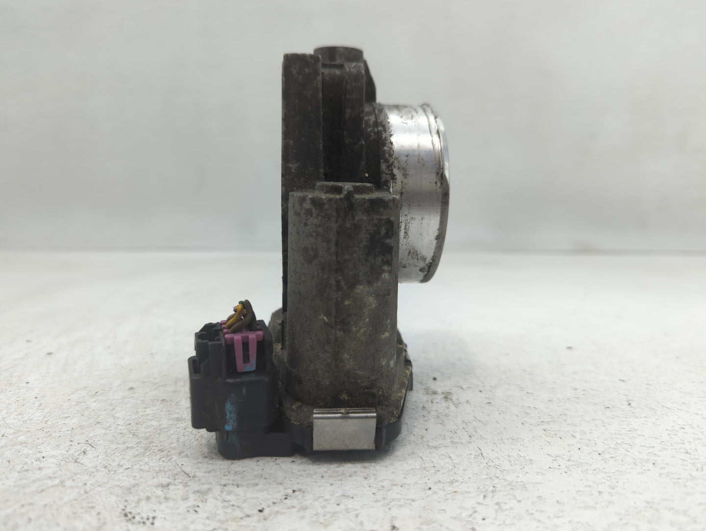 2010-2011 Chevrolet Equinox Throttle Body P/N:AA994AA2520C Fits Fits 2007 2008 2009 2010 2011 2012 OEM Used Auto Parts - Oem