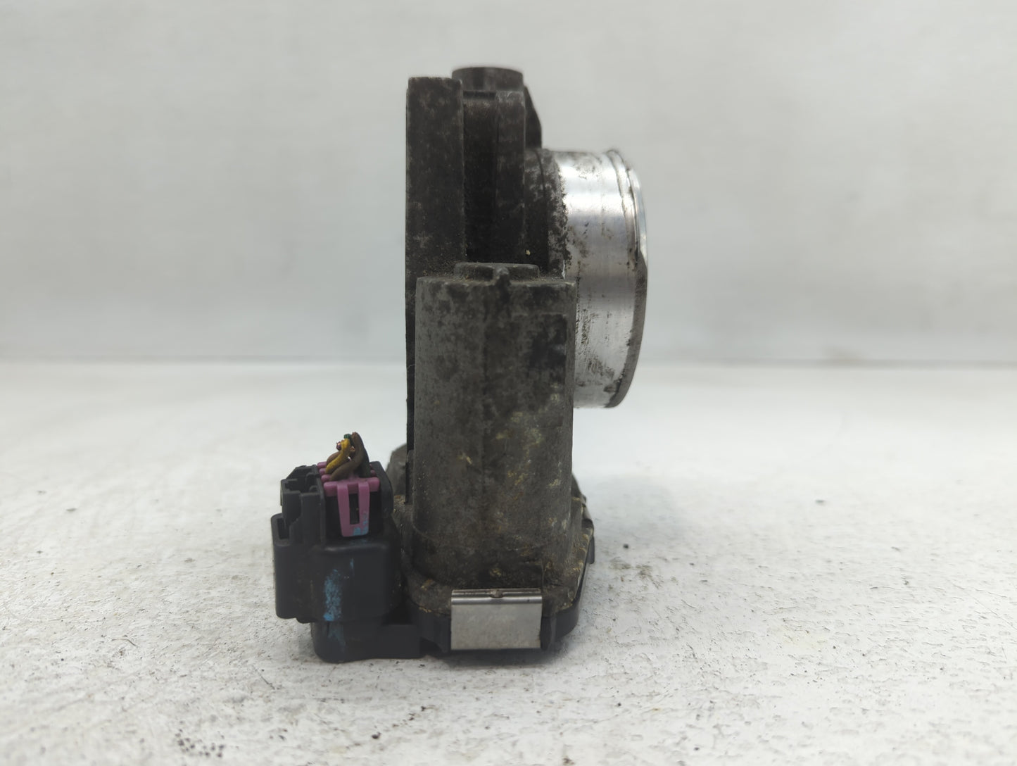 2010-2011 Chevrolet Equinox Throttle Body P/N:AA994AA2520C Fits Fits 2007 2008 2009 2010 2011 2012 OEM Used Auto Parts - Oem