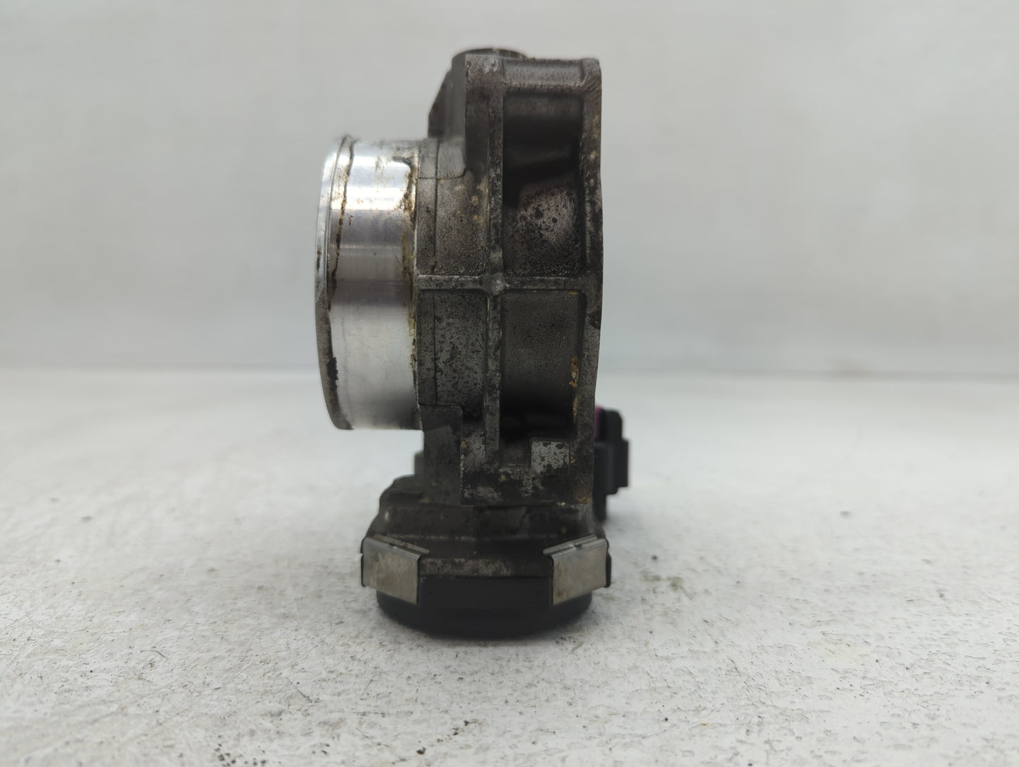 2010-2011 Chevrolet Equinox Throttle Body P/N:AA994AA2520C Fits Fits 2007 2008 2009 2010 2011 2012 OEM Used Auto Parts - Oem
