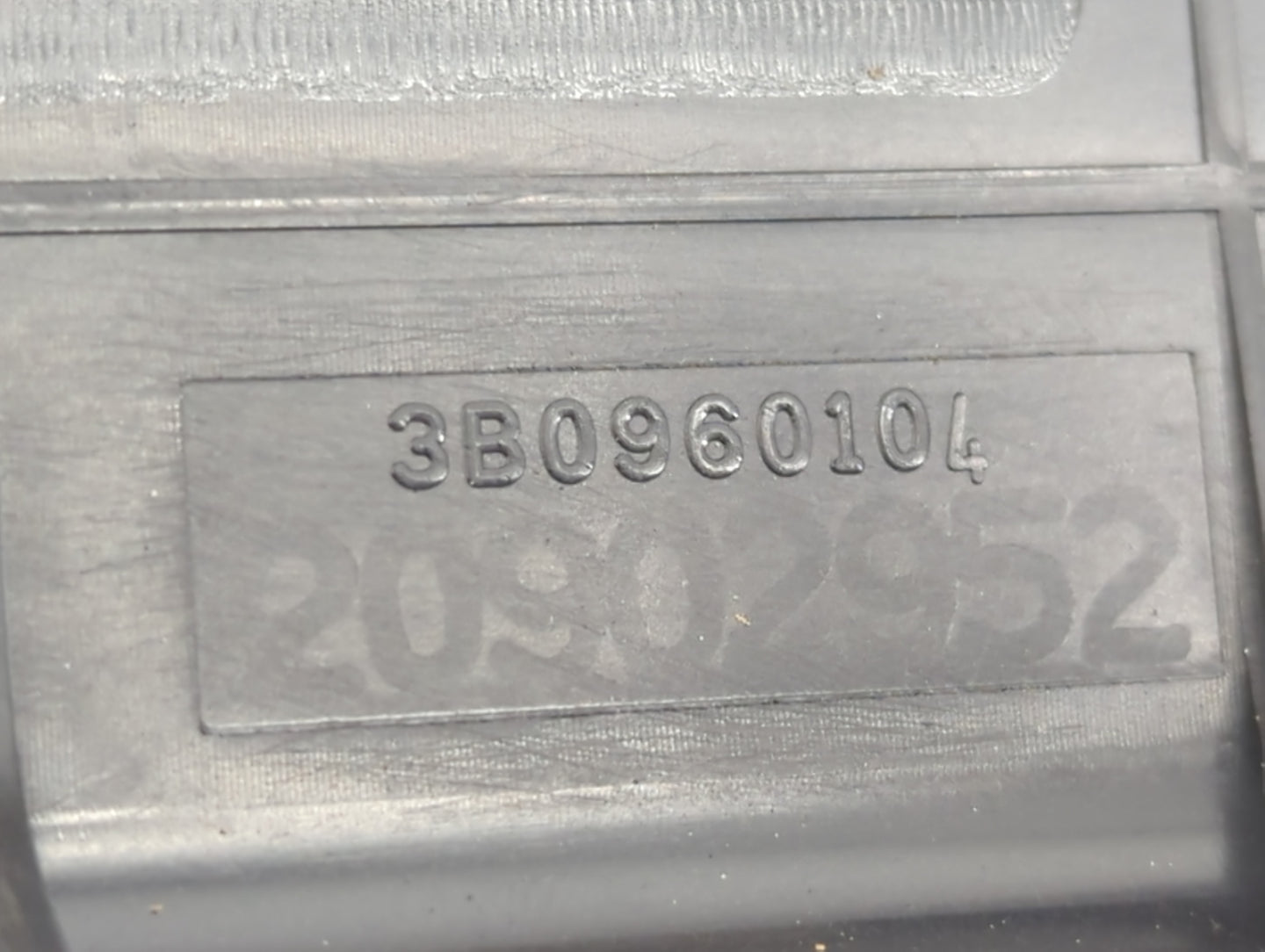 2010-2011 Chevrolet Express 3500 Fusebox Fuse Box Panel Relay Module P/N:20902952 Fits Fits 2010 2011 OEM Used Auto Parts - 