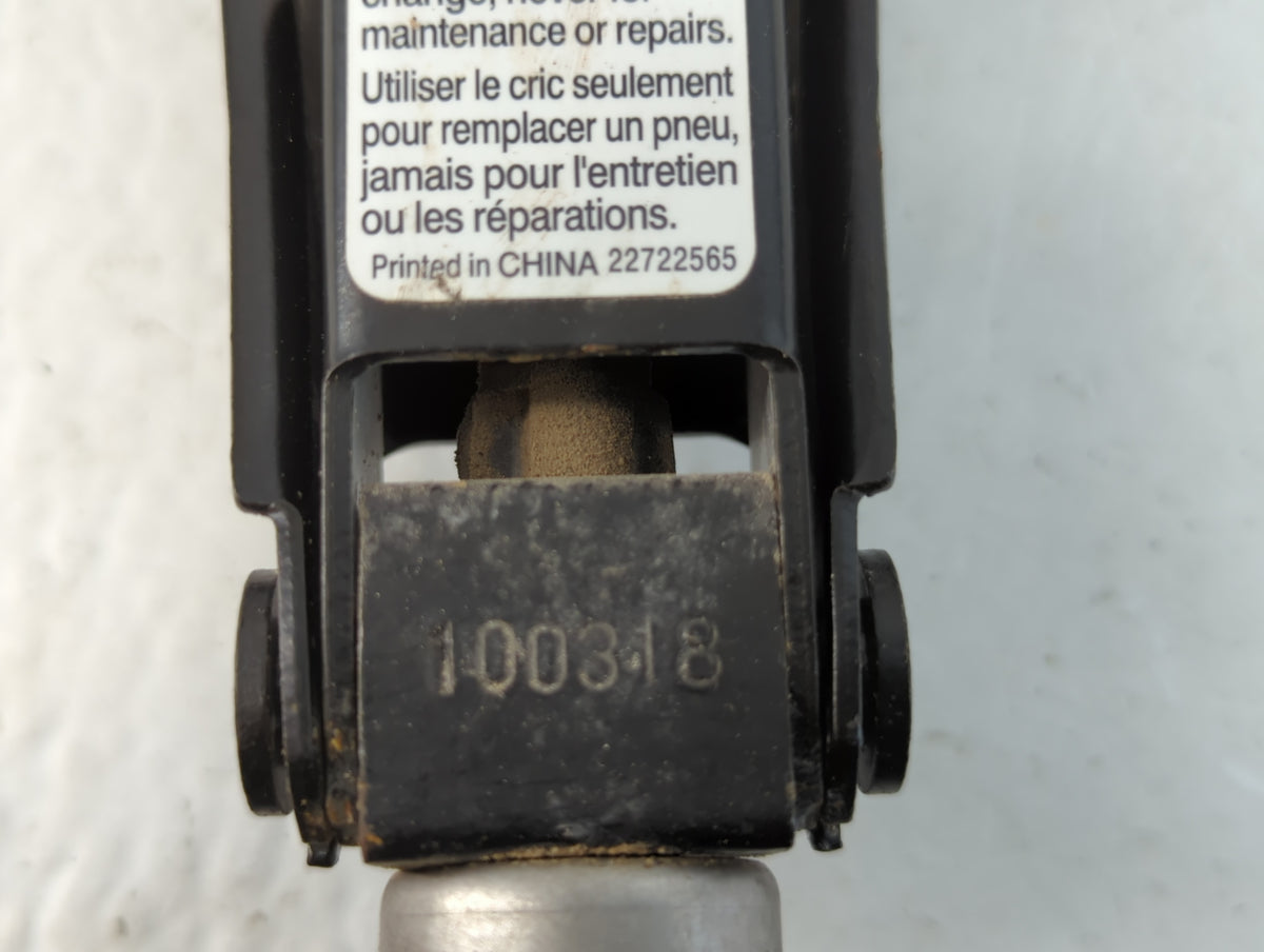 2011 Chevrolet Hhr Spare Scissor Car Jack 1071552 - Oemusedautoparts1.com