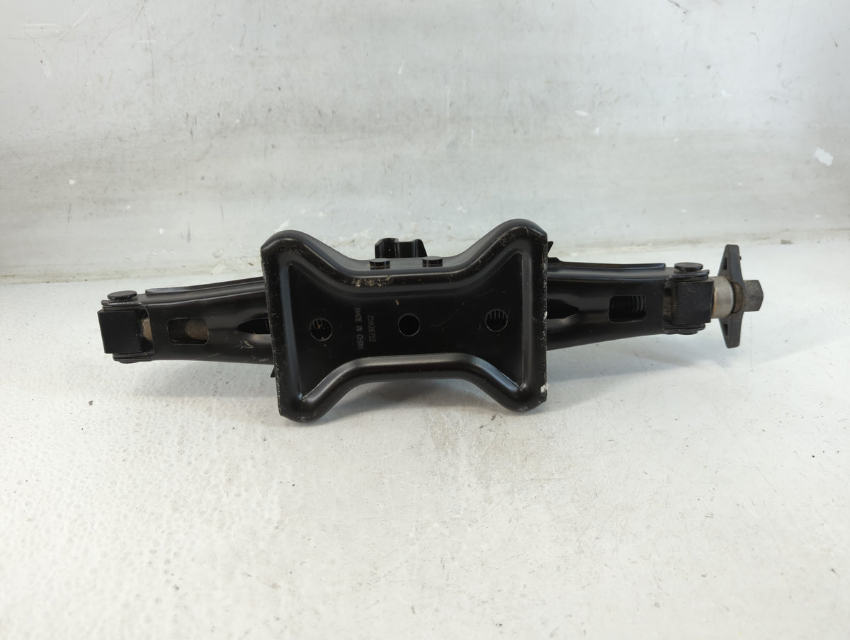 2011 Chevrolet Hhr Spare Scissor Car Jack 1071552 - Oemusedautoparts1.com