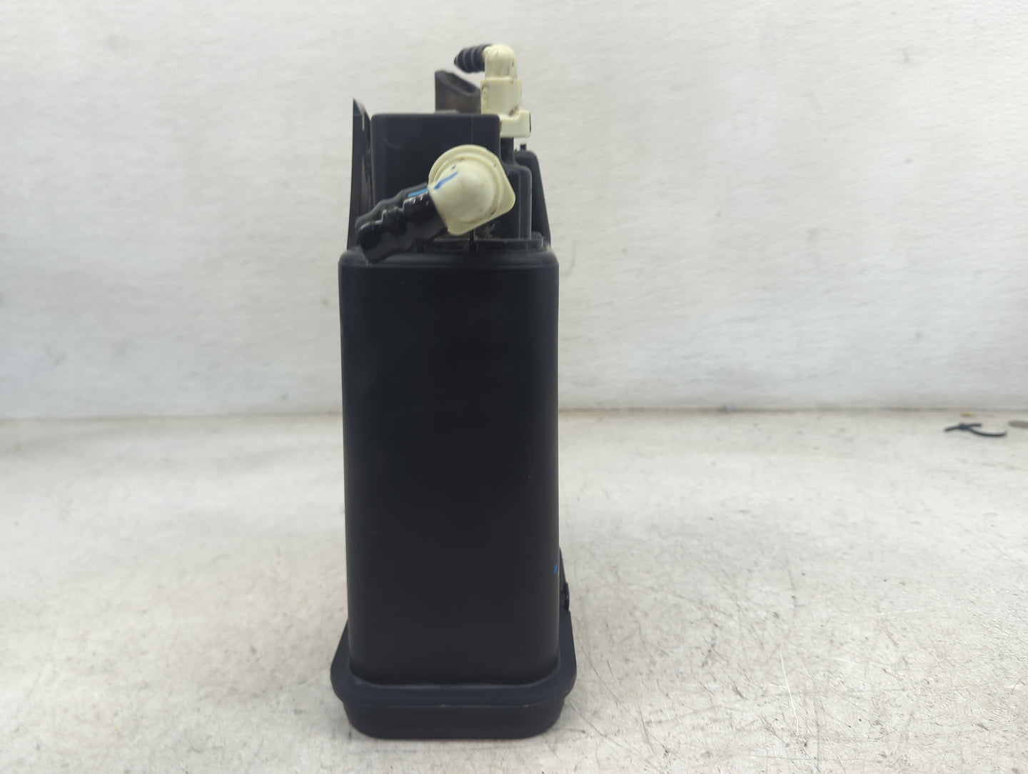 2011 Chevrolet Impala Fuel Vapor Charcoal Canister 1479464 - Oemusedautoparts1.com
