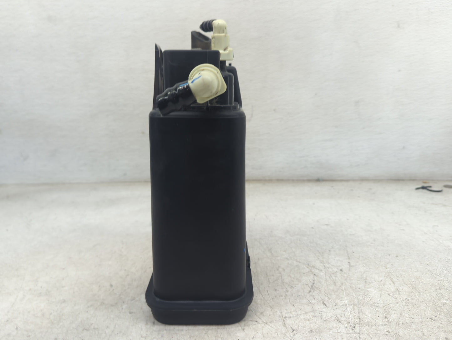 2011 Chevrolet Impala Fuel Vapor Charcoal Canister 1479464 - Oemusedautoparts1.com