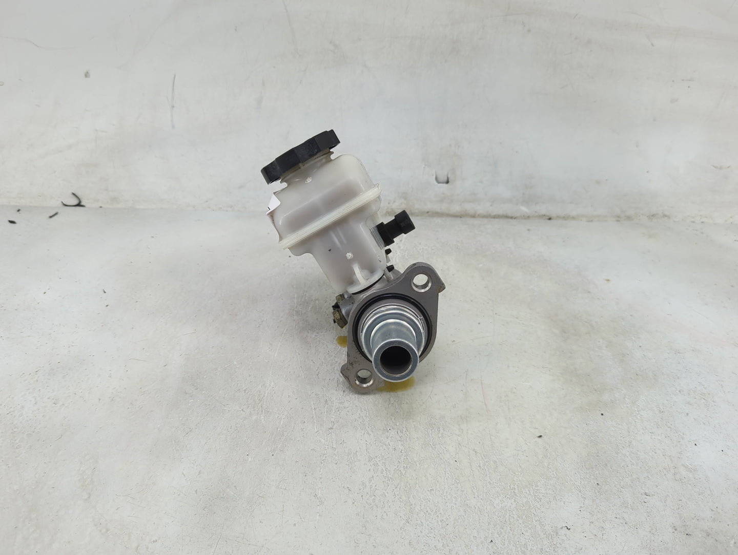 2009-2016 Chevrolet Impala Brake Master Cylinder 1490068 - Oemusedautoparts1.com
