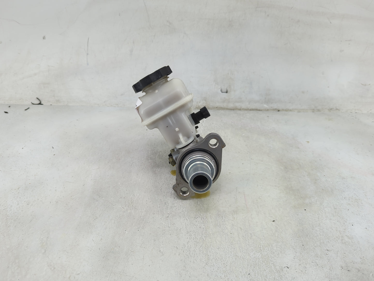 2009-2016 Chevrolet Impala Brake Master Cylinder 1490068 - Oemusedautoparts1.com